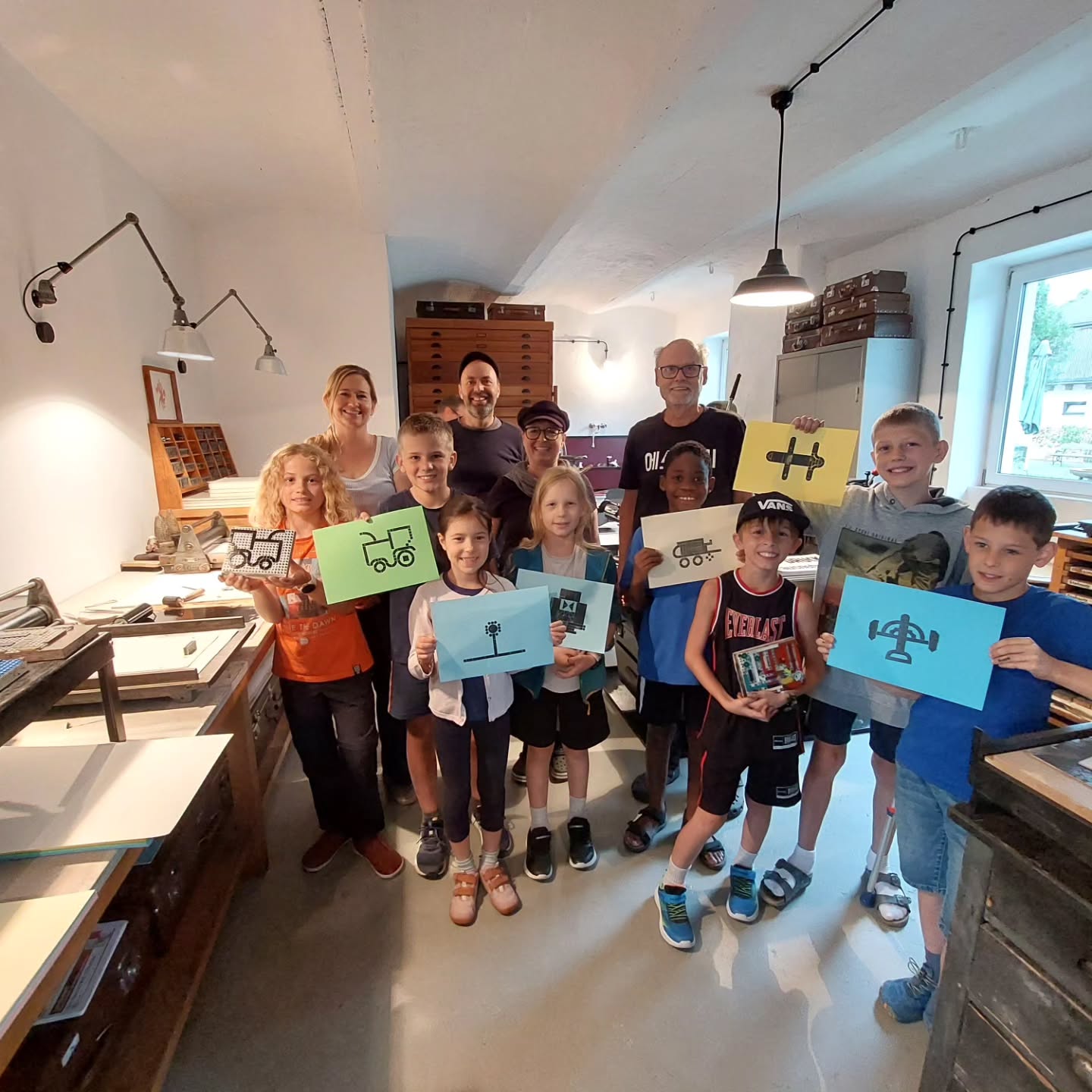 Wir bedanken uns für die
gemeinsame kreative Zeit
mit den druckinteressierten
Kindern und Jugendlichen 😍
am
Bad Erlacher
FERIENSPIELTAG 2026
Dieser wurde kreativ und liebevoll
wieder angeleitet von
Grafik-Designerin, Kunsttherapeutin,
Kreativ- und Mentaltrainerin
NICOLE PAGITZ und
Grafik-Designer Illustrator, Künstler und
Diplomiertem Psychozial-Berater
ALEXANDER KOWATSCHITSCH
https://www.mental-health-art.net
Die Kinder und Jugendlichen waren wieder voller Tatendrang, sehr neugierig und absolut kreativ, was erstaunliche Unikate Druckgrafischer Werke hervorbrachte, was alle sichtlich sehr begeisterte! 🤩
#druckkunstwerkstatt #druckkunst #hochdruck #tiefdruck #print