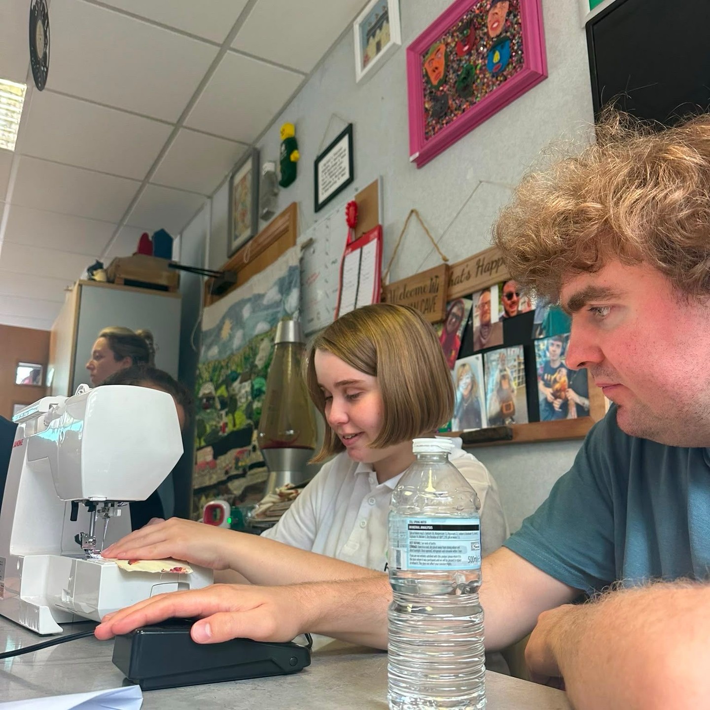 🧵✨ Creativity was in full swing as the Reach team enjoyed a fun sewing machine session! Working together, everyone got involved in making a fantastic selection of handmade tote bags, peg bags, and bookmark pen holders.
It was a great opportunity to learn new skills, build confidence, and enjoy working as a team. Well done to everyone for your creativity and hard work! 💙 #Teamwork #CreativeSkills #ReachTeam #MakingTogether