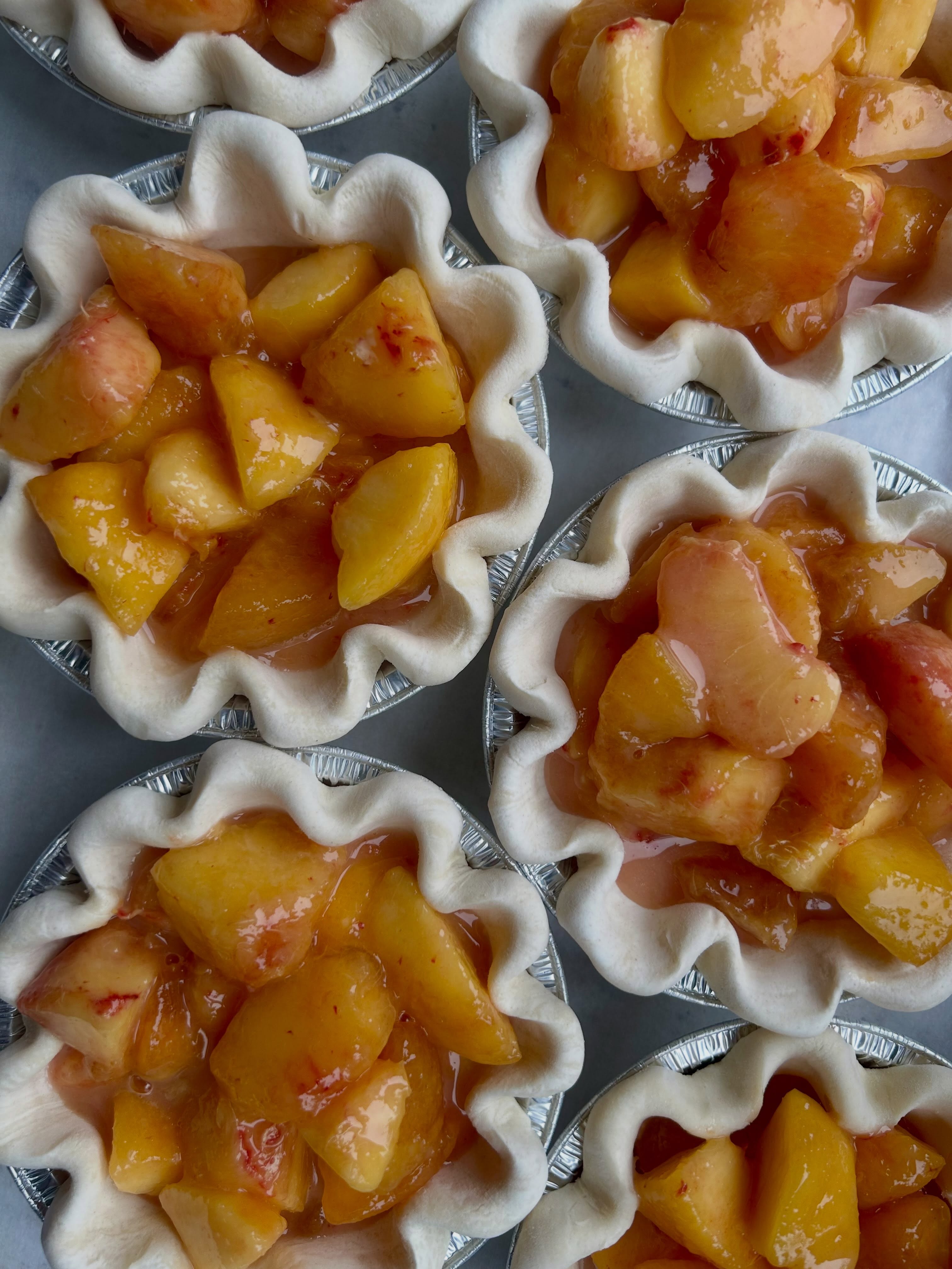 Peach pies sold out super fast last Saturday, so I’m making extra for tomorrow’s Clintonville farmers market!
9am-noon on High St @commongreens_clintonville 🍑😋