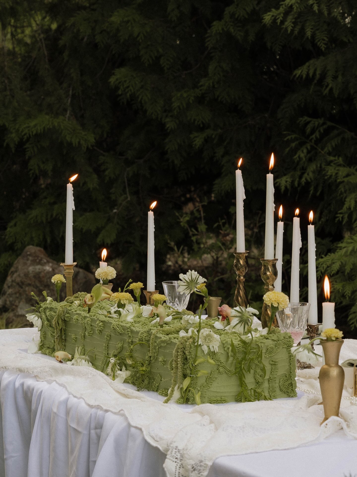 The dreamiest garden wedding shoot🕯️🍃
Love how whimsical this long cake turned out. The flowers by @ohemgeum were the perfect addition to this design. Swipe ➡️ to see all the beautiful details✨
Vendors:
host/photographer - @janieframes
host/makeup & hair - @mindfulmakeupartistry
host/florist - @ohemgeum
venue - @fourthstreetgardensidaho
content/stationary - @mondayarchive.co
super8 - @samanthavalephotos
gown & veil - @ivoirebridal
suit - @mrformalboise
cake - @paoliansweets
chair rentals - @prettyevent.rentals
models - @graysenlaurel & micah
#longweddingcake #whimsicalcake #gardenweddingideas #boiseweddingcakes #boisebakery