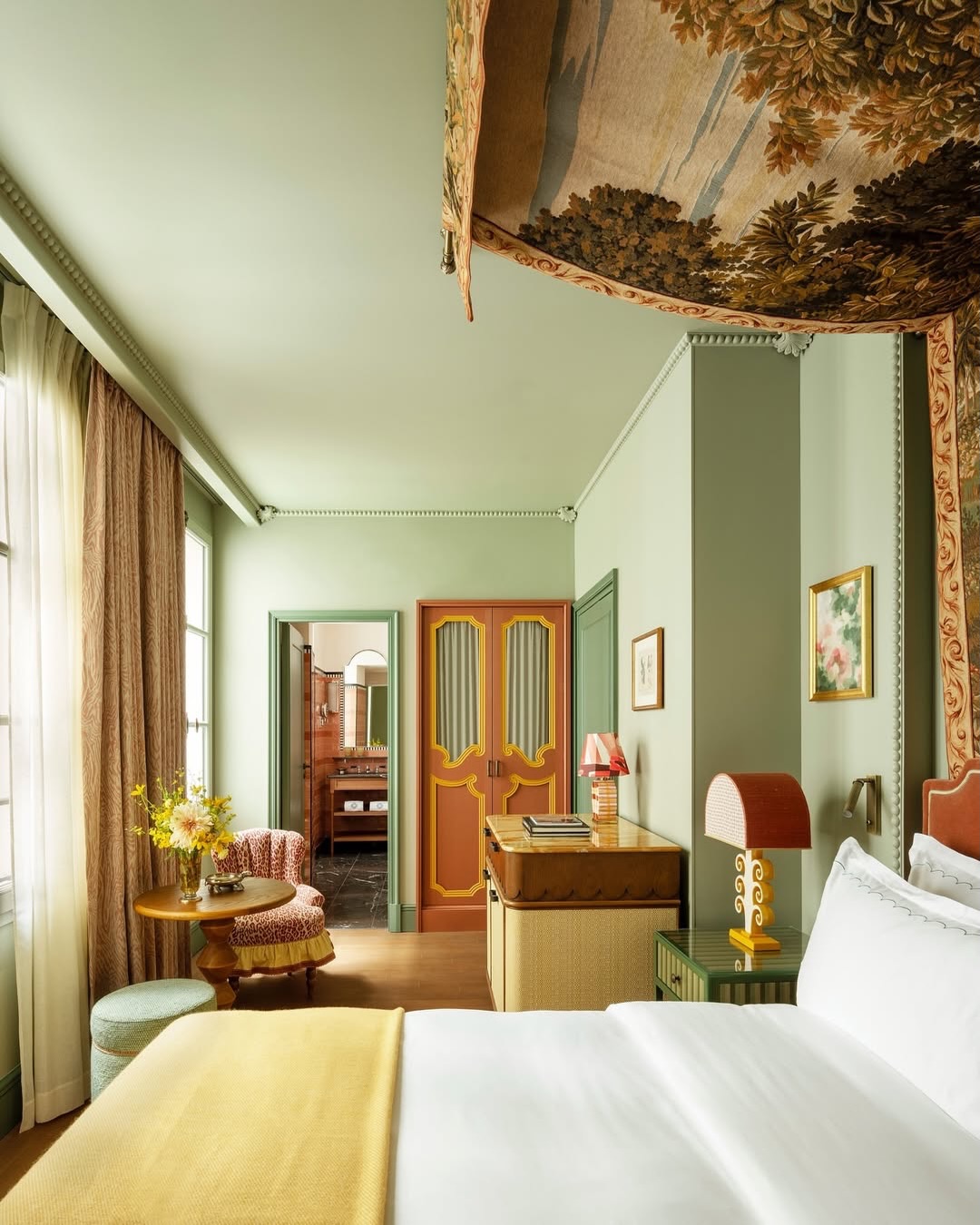 Rencontre avec nos partenaires ✨
Au cœur du Marais, Le Grand Mazarin incarne une nouvelle vision de l’hôtellerie parisienne, où élégance, culture et esprit festif se rencontrent. Imaginé comme une véritable maison de famille revisitée, ce lieu offre un design audacieux et hors du temps.
✨ 61 chambres et suites au charme éclectique, pensées comme des écrins uniques, habillées de linge de lit raffiné et de matières soigneusement sélectionnées pour un confort absolu
✨ Côté restauration, une table chaleureuse et vivante, où l’on savoure une cuisine généreuse dans une atmosphère conviviale, fidèle à l’esprit du quartier du Marais
✨ Un espace bien-être confidentiel avec piscine intérieure, véritable cocon au cœur de la ville, invitant à la détente et à l’évasion
Merci aux équipes pour leur confiance dans ce projet singulier, où chaque détail participe à créer une expérience unique.
#GarnierThiebaut #reference #savoirfaire #hospitality #Paris