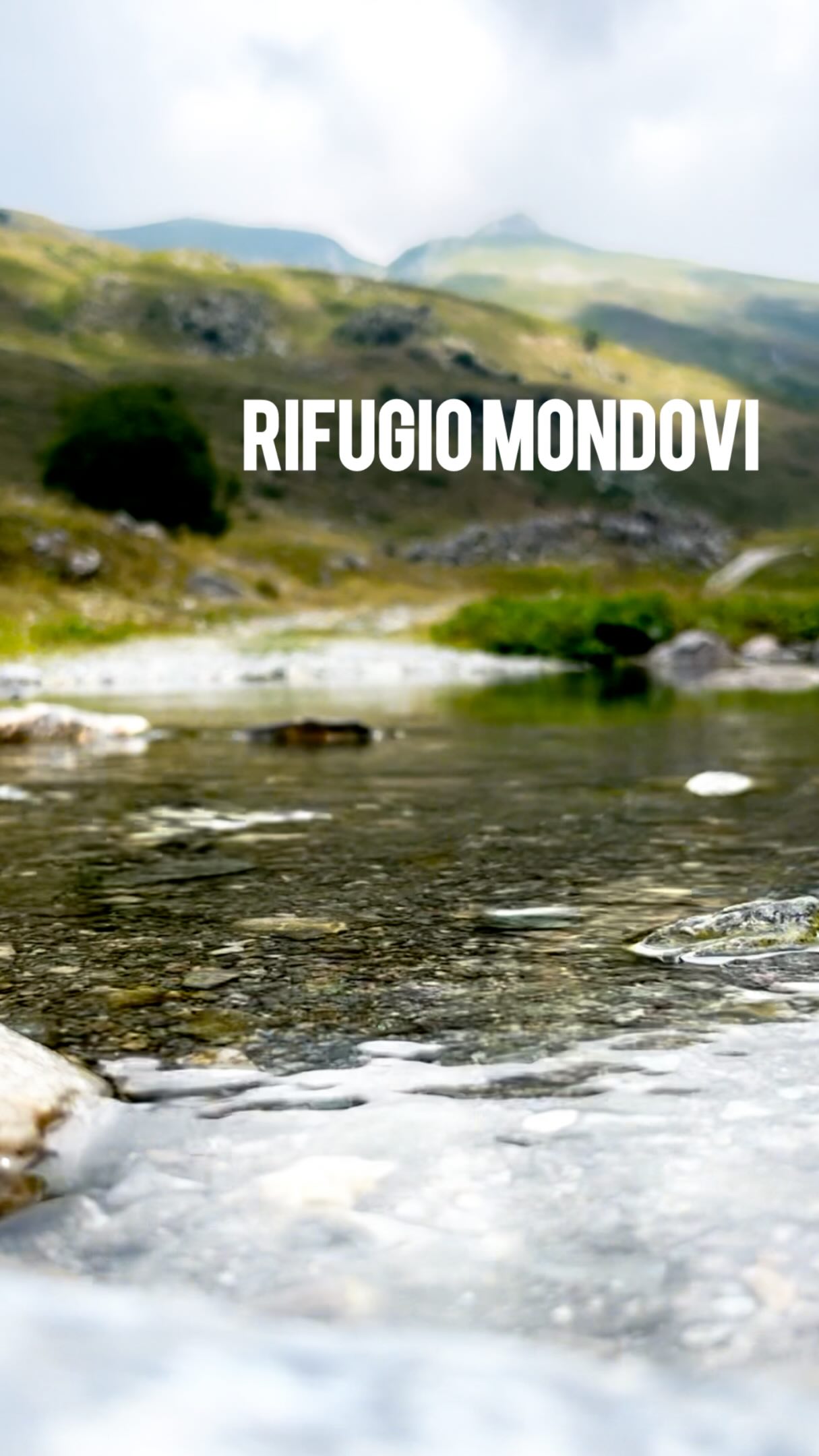 💡 UN'IDEA PER IL WEEKEND ? ECCOLA
Un rifugio dove si arriva per il panorama… e si torna per l’accoglienza. ❤️
Il Rifugio Havis de Giorgio (Rifugio Mondovì), nel cuore della Valle Ellero, è una meta perfetta per chi cerca una facile escursione in Piemonte tra panorami spettacolari e buona cucina.
🚶♀️ Dal Pian Marchisa bastano 40-45 minuti di cammino su un sentiero adatto anche alle famiglie per raggiungere il rifugio.
Ad accogliervi troverete Mariolino, che con la sua ospitalità e la sua cucina vi farà sentire come a casa: polenta, tajarin fatti in casa, formaggi di montagna e dolci della tradizione sono il modo migliore per concludere l’escursione.
✨ Se volete vivere un’esperienza ancora più speciale, potete trascorrere la notte nelle suggestive Star Box, addormentandovi sotto un cielo ricco di stelle.
🥾 Dal rifugio partono numerosi sentieri verso il Gias Gruppetti, il Lago Biecai (completamente prosciugato in estate), il Passo delle Saline, il Monte Mongioie e la Cima delle Saline.
📌 Salva questo post per la tua prossima gita in montagna e condividilo con chi ama rifugi, trekking e buon cibo!
#Valigiainfarinata #RifugioMondovi #EscursioniPiemonte #TrekkingPiemonte #AlpiLiguri