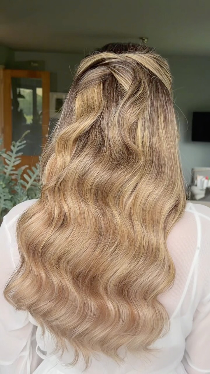 I can always tell when the front shape needs to be trimmed, especially to hold those curls and create more movement.
With 17 year experience of cutting hair, you can trust me with a pair of scissors! It’s one of those details that make a huge difference in the final look ✨
@musicwitheve
@beautybyellieparkhurst
@deerparkcountryhouse
.
.
.
#bridalhairstylist #bridetobe #bridalhair #weddinghairstylist #frontshape
