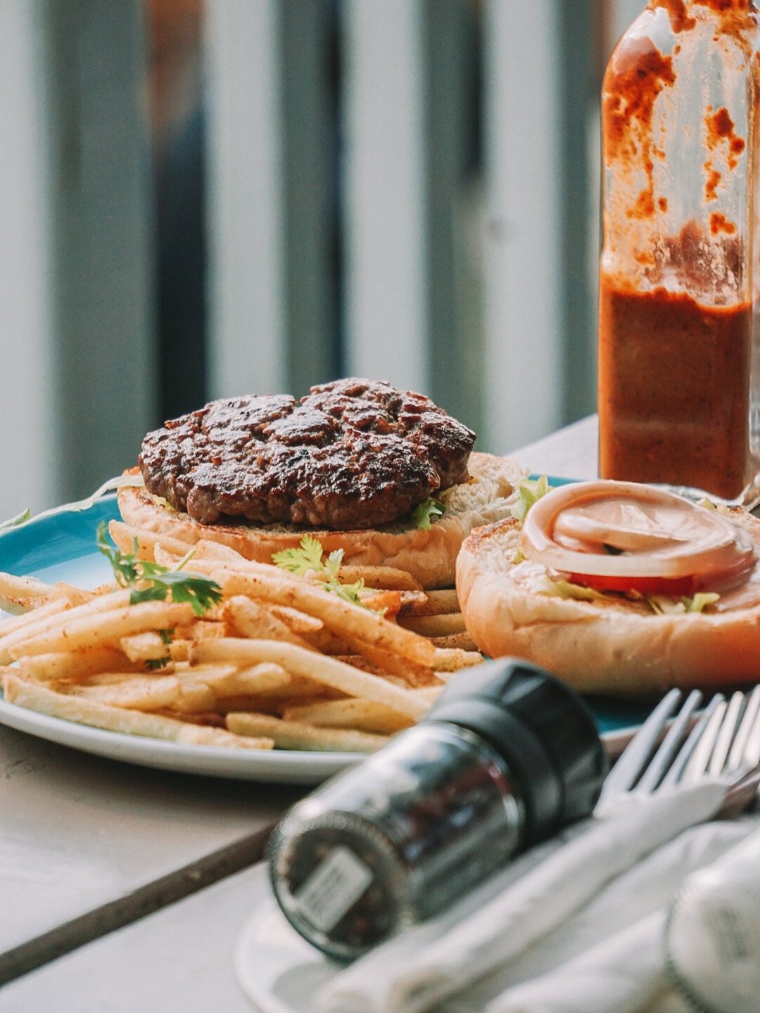 ๐๐บ Saturdays are made for burgers and beers at Surf Cafe!