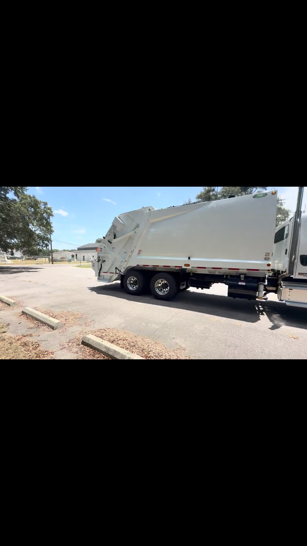 Just another Wednesday in the Carolinas. Unit # 8 for the week delivered to the fine folks at @bishopvillesc ! When John Couser needed a new truck he knew what would be the best choice for the citizens of Bishopville! @newwaytrucks Cobra Magnum 25yd to eat the city’s trash! Wanna be like John? Drop a line, demo, start building your fleet with beast! #wearethecarolinas
.
.
.
.
.
.
.
🚛 @newwaytrucks Cobra Magnum on a @freightlinertrucks
📍 Lexington, SC & Mebane, NC
📸 @davidmhull87
#refusetruck #streetsweeper grappletruck