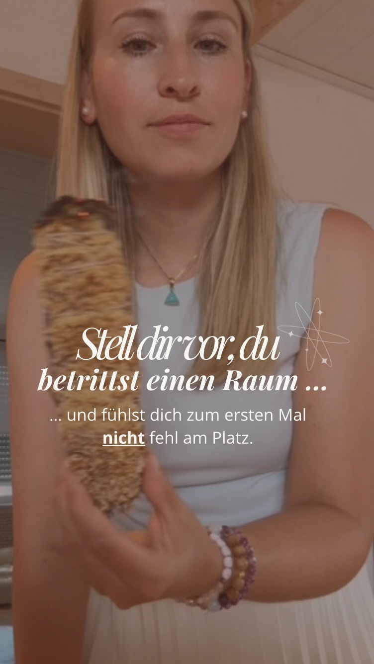Stell dir vor, du betrittst einen Raum…
…und fühlst dich zum ersten Mal nicht fehl am Platz.🧚🌻🌙
Es gibt Orte, an denen du nicht die “Komische” bist.
Sondern einfach eine von vielen.
Es gibt Orte, an denen niemand fragt, warum du so sensibel bist. Weil sie es selbst sind.
Es gibt Orte, an denen du nicht “zu viel” bist. Sondern endlich genau richtig.
Mein größter Wunsch ist nicht, dass du weniger fühlst.
Sondern, dass du endlich einen Ort findest,
an dem niemand sagt, du wärst zu feinfühlig!
Einen Ort, an dem niemand die Augen verdreht,
wenn du mehr Ruhe brauchst.
Einen Ort,an dem Frauen dich ansehen und sagen:
🪄Ich kenne dieses Gefühl.🪄
Vielleicht ist genau das das größte Geschenk.
Nicht, dass du dich veränderst & weiter optimierst!
Sondern, dass du endlich nach Hause kommst.
Komm nach Hause. Zu Frauen, die deine Sprache sprechen.💕
Komm zu „Zart besaitet“ und tausche dich mit anderen hochsensiblen Frauen aus! Am 08.08. geht’s los!
➡️ Kommentiere „Zuhause“ und ich schick dir mehr Informationen 💕