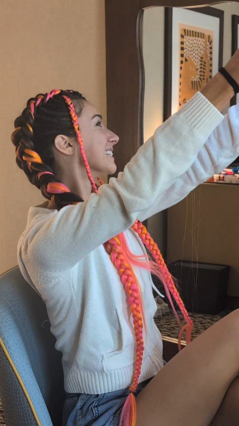 Before the final glow… and after. This reveal is giving major summer goddess vibes 💖🧡
Statement color braiding at its finest. Rich pinks and oranges melting into deep black, crowned with intricate braids that demand attention.
Glam & Glo Universal where hair becomes wearable art.
Hair by @yatheguru
#hairandmakeupvegas #mobileglamsquad #ravebraids #HairGoals #edclasvegas