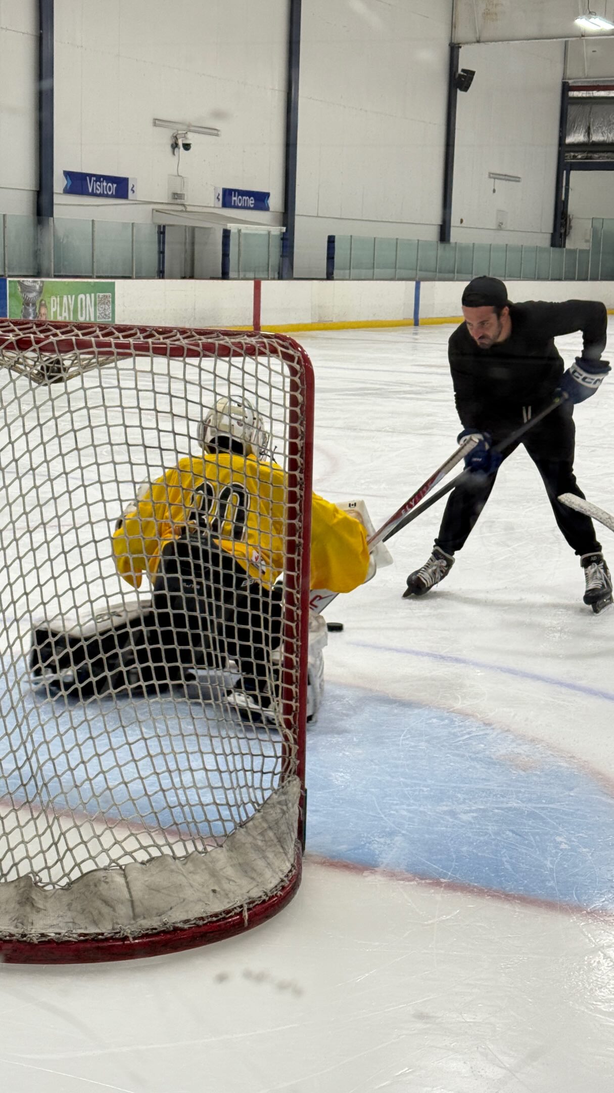 The offseason prep continues, Dapper Jr. working hard with @dagostinigoaltending on his edges and positioning 💪 🏒
#hockey #goalie #goalietraining #goal #training