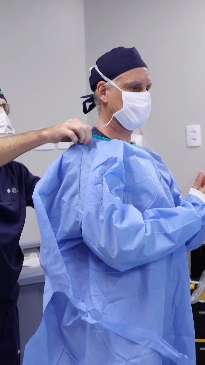 No centro cirúrgico, cada detalhe faz diferença.
Vestir o avental estéril não é apenas uma etapa da cirurgia. Existe uma técnica específica para evitar qualquer contaminação do campo cirúrgico. Desde a forma de vestir o avental até a maneira correta de realizar a amarração, tudo segue protocolos rigorosos de segurança.
Esses cuidados fazem parte da rotina da equipe e ajudam a reduzir o risco de infecção, protegendo o paciente durante todo o procedimento.