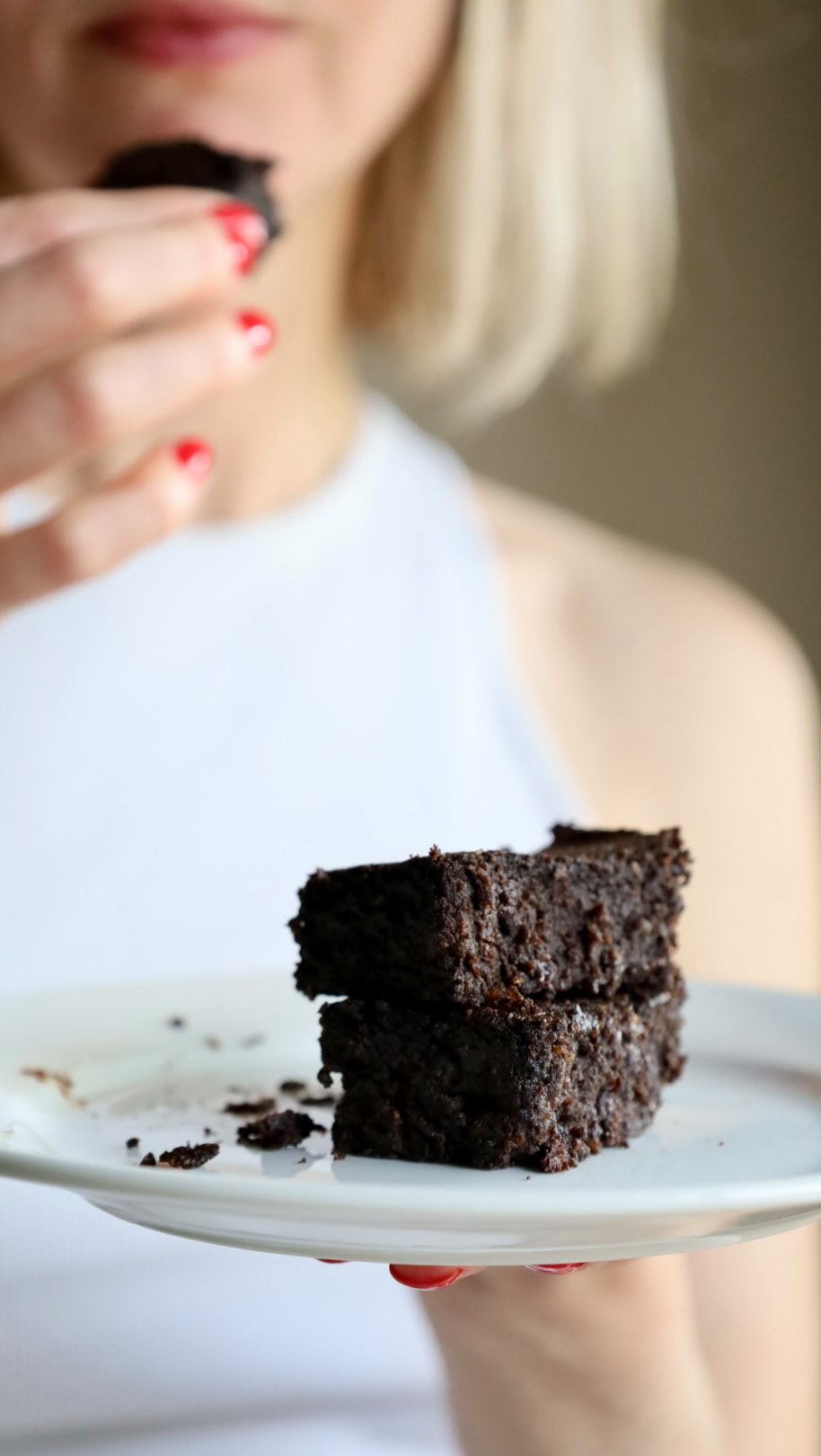 Just me and a batch of my Sweet Potato Brownies.
I made these with Sweet Potatoes from my parent’s garden!! So good!
The recipe had a little update and a little face lift. You can find it on my blog!
#healthybrownies #healthybaking #glutenfreevegan #veganerezepte #gesunderezepte