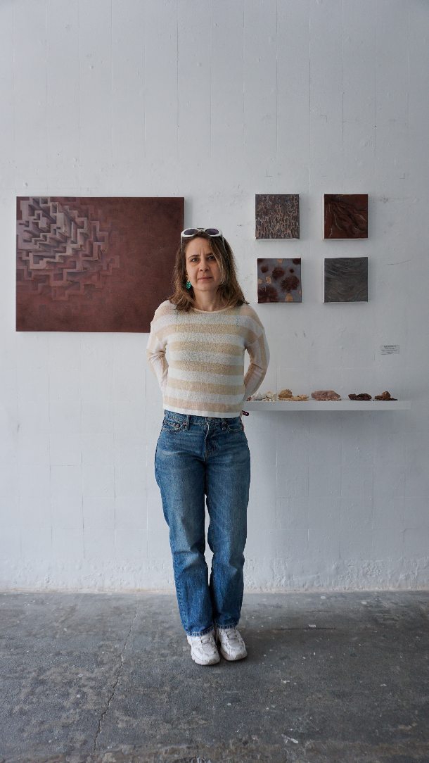 Orsina Pasargiklian at Interwoven, a collective exhibition at @filet_space in London.
Bio:
I am an Italian artist based in London, United Kingdom. I was born in Milan in 1987. After graduating from high school, I moved to London to pursue art studies, where I completed a BA in Fine Art in 2012. I then attended two residency programs, one in Beijing and one in New York. During my travels, I started working as a tutor and developed a skill for teaching. I continued teaching in London, where I run painting classes for adults and have occasionally run children’s workshops, developing classes ideas and managing large groups of students.
In November of 2022, I became a member of the artist network Artcan.
I mainly work as a visual artist, steadily exhibiting in galleries. My goal as an artist is to exhibit to a wider audience rather than create for commercial purposes; therefore, I aim to collaborate with platforms that seek to showcase socially and environmentally conscious art. I have so far taken part in three exhibitions centred around the theme of the environmental crisis and have been featured in publications that spotlight artists with a political and environmental focus
🌸 Read her full interview on our website.
Cover image courtesy of Isabella Morales