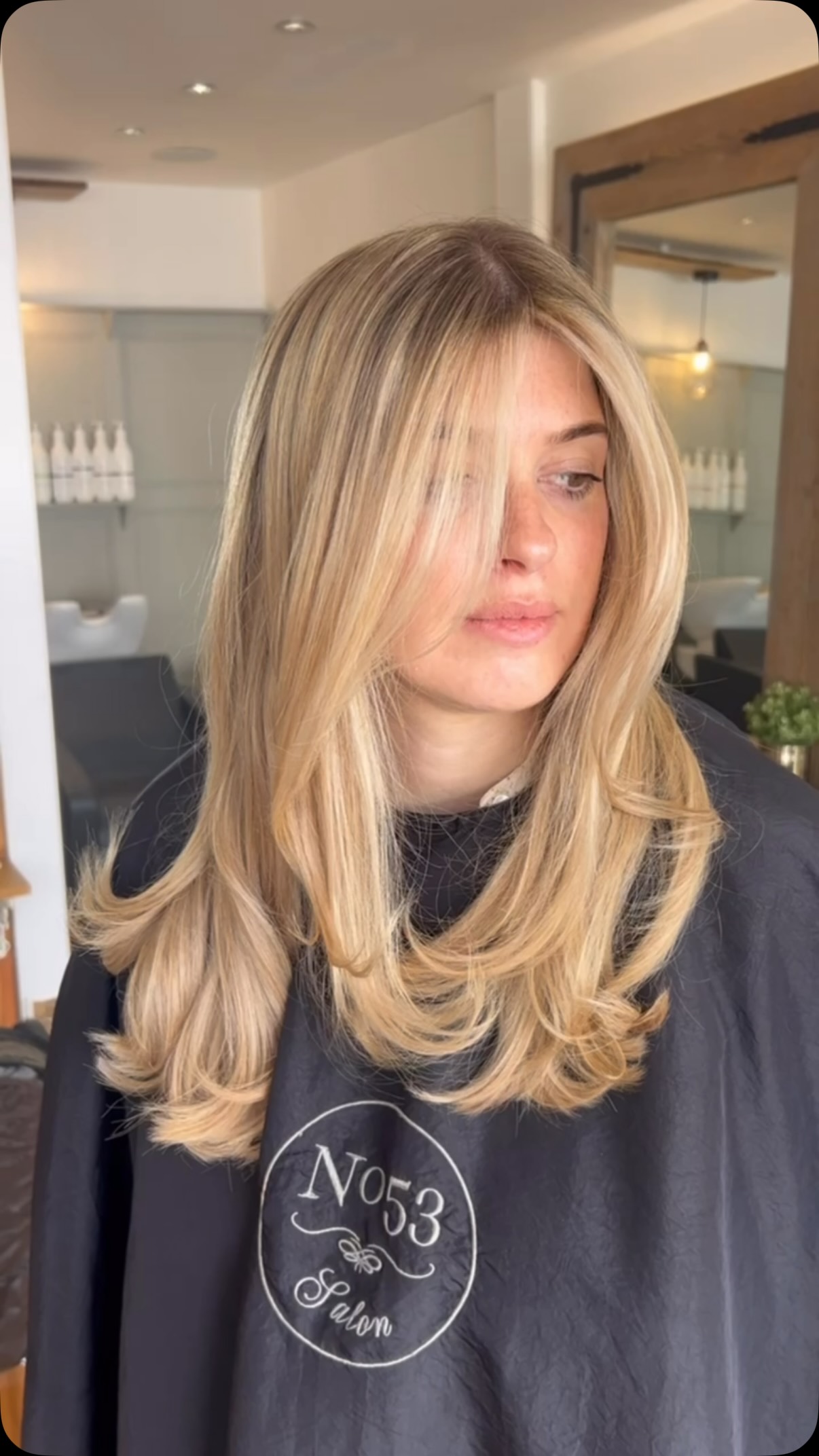 Natural-looking blonde at No53 Salon
Our speciality… Soft colours, seamless blend, silky finish.
Stylist Alicia picks the perfect colour for you, so it grows out and still looks great.
This is blond artistry at its highest level.
No53 Salon, Walton on-the-Hill, Surrey can help you get the perfect natural blonde.
Book a consultation with our blonde experts and let us recreate this look for you.
Colour by Alicia
.
.
hairsalonsurrey blondespecialistsurrey tadworth epsom horley blondetransformationsurrey Balayagesurrey