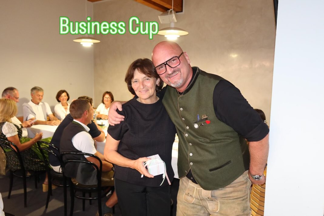 Dank unserem Alex Hackl fand am Samstag der wunderbare Business Cup statt. Bei tollem Wetter, Mega Verpflegung über die ganze Runde, tolle Deko und super leckeres Bayerisches Buffet am Abend mit super Musik Band den Green Feets war es ein Mega Event! Vielen lieben Dank an die zahlreichen Sponsoren die diesen Cup möglich machen.🏌🏻♀️🏌️♂️⛳️