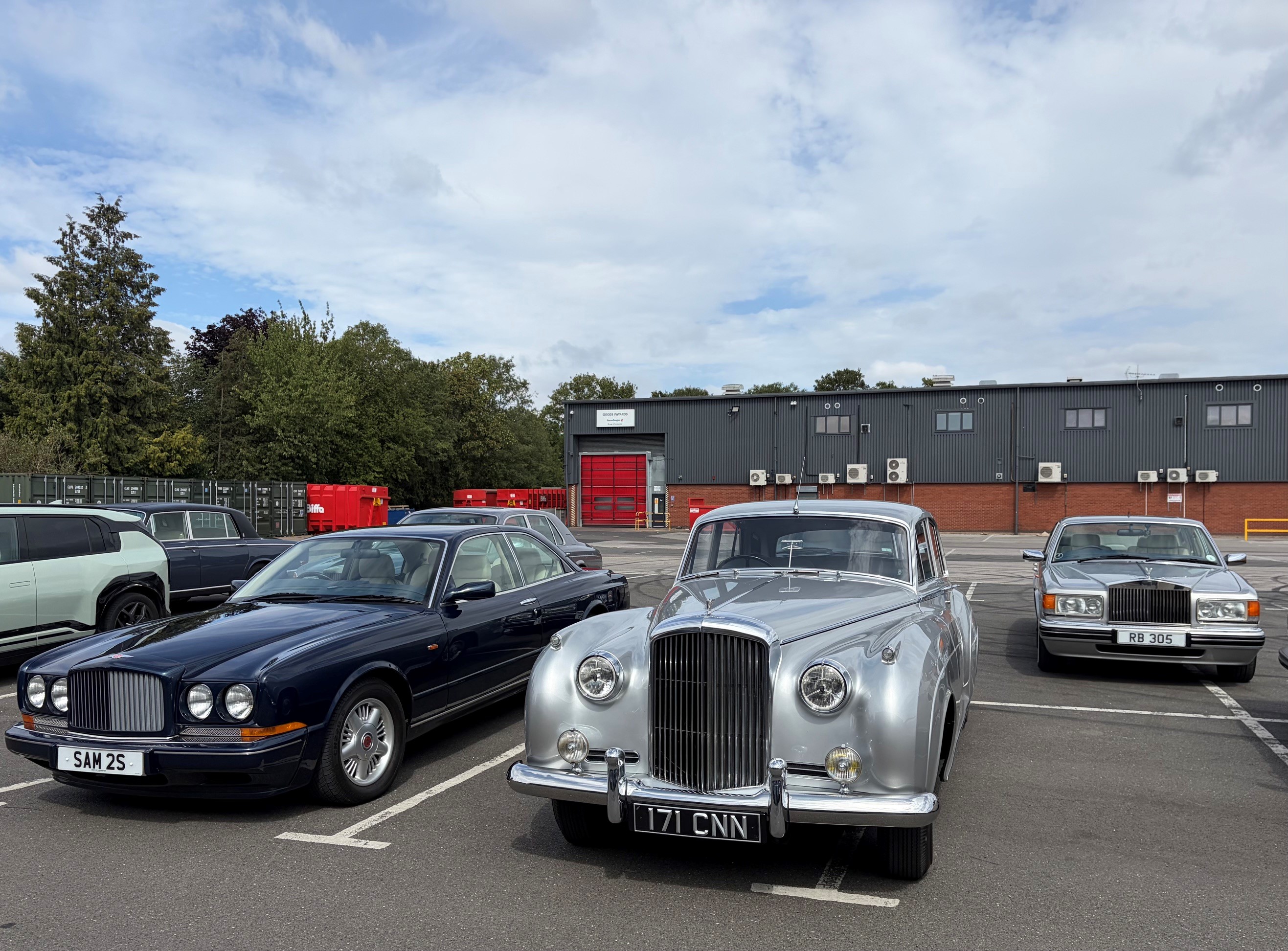 We really enjoyed the open day at Starman's Rolls Royce and Bentley Specialists on Sunday. Lots of nice cars, cakes and cold drinks! Thank you Duane, Tracey & Kyle!
We took our Bentley S1 & Bentley Continental R but particularly liked the green RR Corniche FHC!
#lentonlimousines