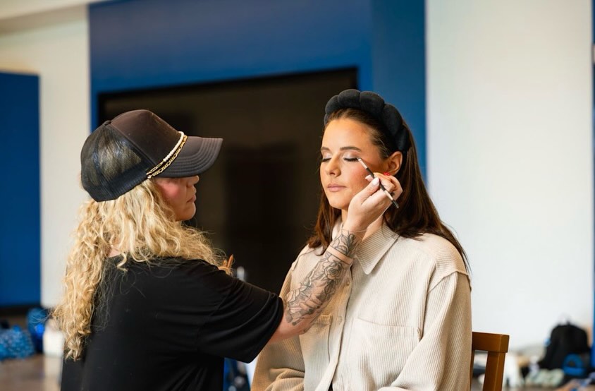 this was my 6th year of nfl cheer media day/headshot glam and I still pinch myself every time!!!!! 🏈✨
one of my favorite days of the year getting to spend time with some of the most talented, kind, hardworking, and BEAUTIFUL women!!!! It’s such a privilege to help these ladies feel their best in front of the camera and watch them absolutely shine in their element 😍🥹
forever grateful that makeup has taken me to places and opportunities like this!!!! 💄💙🐴
photographer - @mattbowenphoto @may.s_photography
#muachelseakay #nflcheerleaders #indianapolismakeupartist #indianamakeupartist #nfl hair and makeup indianapolis, professional makeup indy, indy brides, travel mua, destination makeup artist, nfl cheerleaders