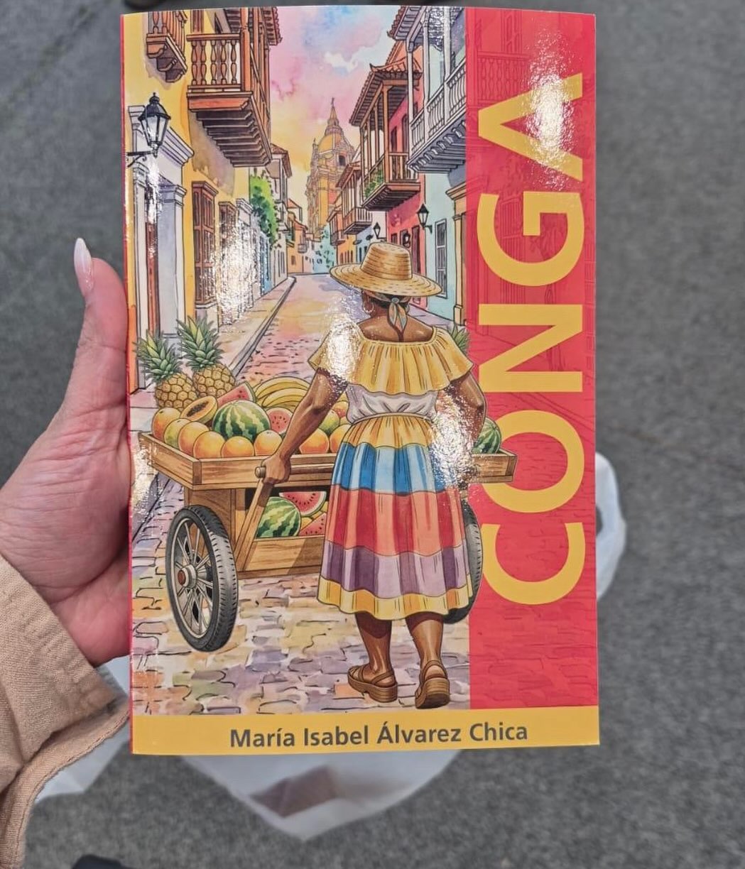 🍍📚 CONGA, LA NOVELA DE MARÍA ISABEL ÁLVAREZ CHICA🍍📚
#martesderecomendarlecturas
🥥🍋Esta es la historia de una pregonera, una vendedora de frutas del Caribe que, bajo el inclemente sol de Cartagena de Indias, lucha cada día por sacar adelante a su familia. Sin proponérselo, su trabajo, su valentía y su compromiso con su comunidad la convierten en una líder social capaz de transformar vidas.
¿Por qué leer Conga?
📖 Porque es una historia intensa, llena de lucha, esperanza y resiliencia.
❤️ Porque conocerás una protagonista inolvidable, cuya fortaleza refleja el espíritu de tantas mujeres caribeñas.
🌴 Porque es un viaje al corazón de Cartagena, donde sus calles, su gente, sus sabores, su música y sus tradiciones cobran vida en cada página.
✨ Porque tiene un final que promete no dejar indiferente a ningún lector.
Y hay una razón más: si vives lejos de Cartagena o del Caribe, esta novela te hará sentir como si estuvieras de regreso en casa. Sus paisajes, sus voces y su esencia despiertan la nostalgia y el orgullo por nuestro amado “Corralito de piedra”.
Definitivamente es TODO un souvenir cartagenero: un regalo diferente para quienes desean llevarse un pedacito de la ciudad más allá de las fotografías, o compartir con otros la riqueza cultural de Cartagena.
📚Déjate conquistar por esta historia de @miachica237 👈🏽 Escríbele si te interesa leer este libro.
👌🏽Gracias por honrar la fuerza de nuestras mujeres, nuestra identidad caribeña y el poder transformador de la esperanza.
#Conga #MaríaIsabelÁlvarezChica #historiascartageneras