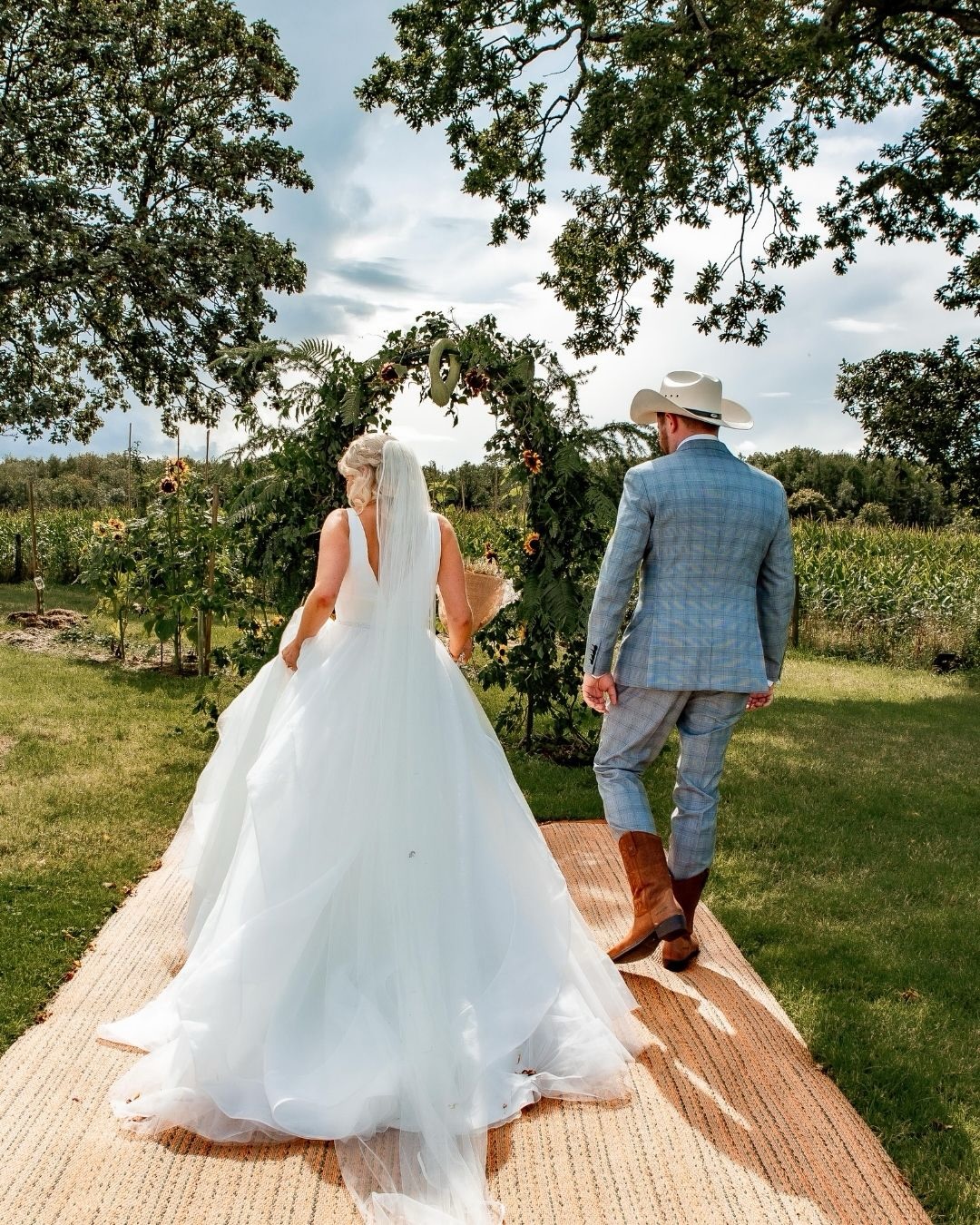 Married moments 🤠🌾💍
Still not over this country wedding gallery... and I don’t think I ever will 🫶
If you’re a country lover and wondering whether to have a country-style wedding, this is your sign. Do it. Every single time 🤍🌾
#ukweddingphotographer #weddingphotographeruk #southwalesweddingphotographer #countryweddingphotographer #countrywedding