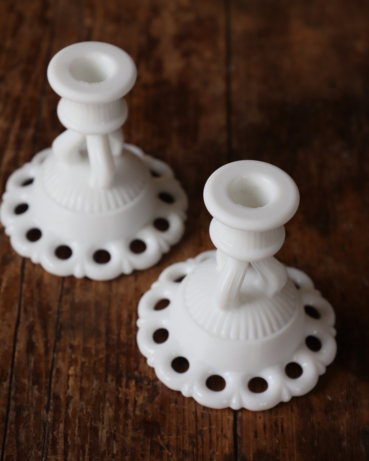 Big crush for this pair of American milk glass candle holders from the 50’s in perfect condition. Very decorative and trendy with colourful candles !
♻️ Choose vintage tableware and be kind to the planet.
📱Follow my Instagram to make sure you’ll never miss a novelty.
#kitchenbrocante #instabrocante #brocanteenligne