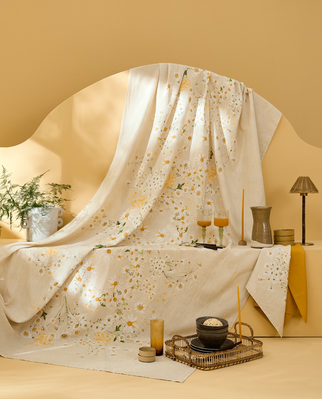 Daisy chanvre, pour une ambiance champêtre 🌼
Inspirée d’un champ de marguerites baigné de lumière, la nappe Daisy chanvre invite la nature à votre table.
Une invitation à ralentir, à profiter de la saison et à créer de beaux souvenirs ✨
#GarnierThiebaut #savoirfaire #nappe #lingedetable #été