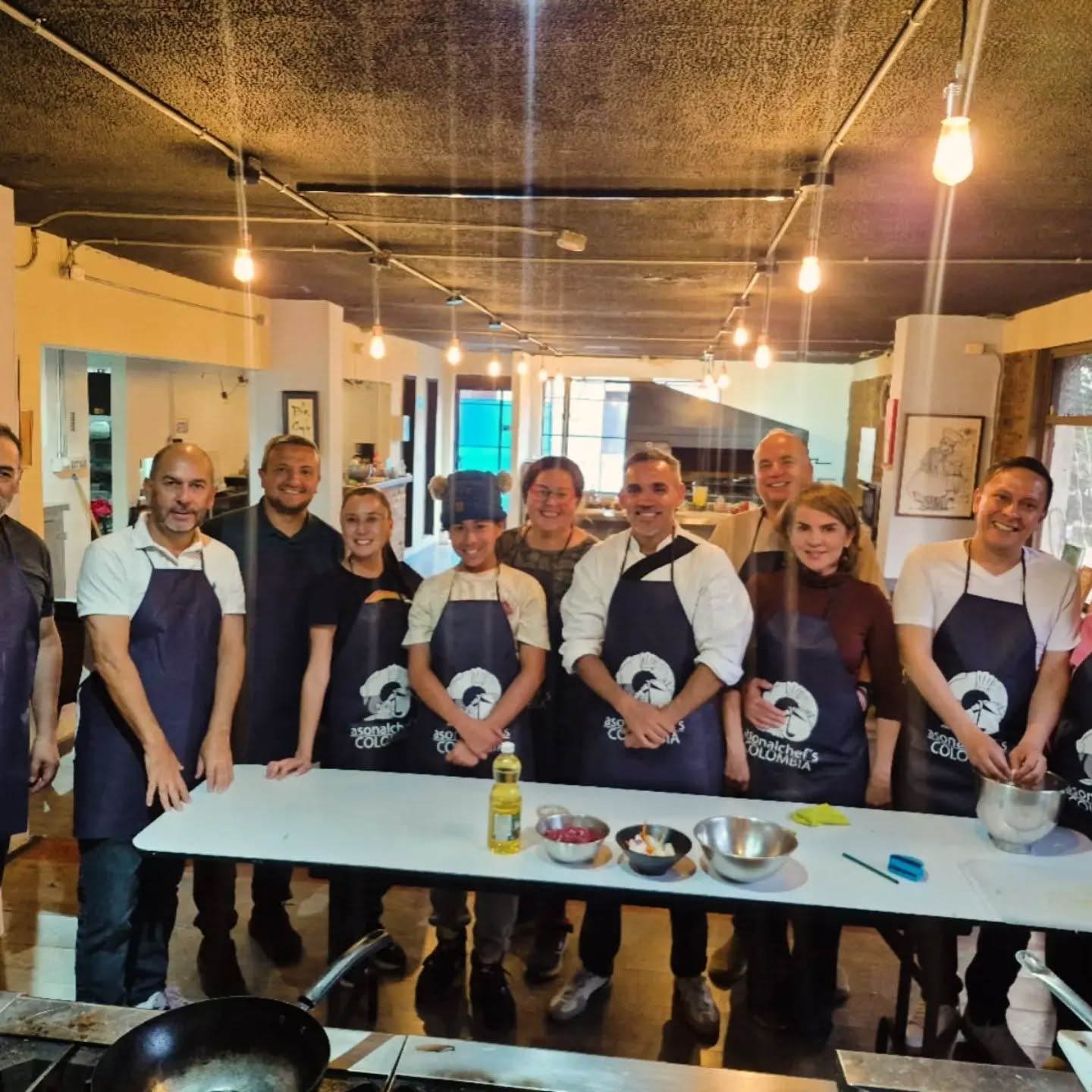 Un agradecimiento muy especial a nuestro chef peruano Juan Ramón, cuya maestría, pasión y generosidad nos dejaron aprendizajes que perdurarán en cada uno de nuestros asistentes. ¡Gracias por compartir tu talento y tu historia con nosotros! ✨🇵🇪
Gracias también a todos los asistentes que hicieron posible esta jornada: su energía, curiosidad y amor por la cocina transformaron este evento en algo único. ¡Sigamos cocinando comunidad! 🔥
— ASONALCHEFS Colombia
#Gastronomía #CocinaPeruana #ChefJuanRamón #ASONALCHEFS #ColombiaGastronómica