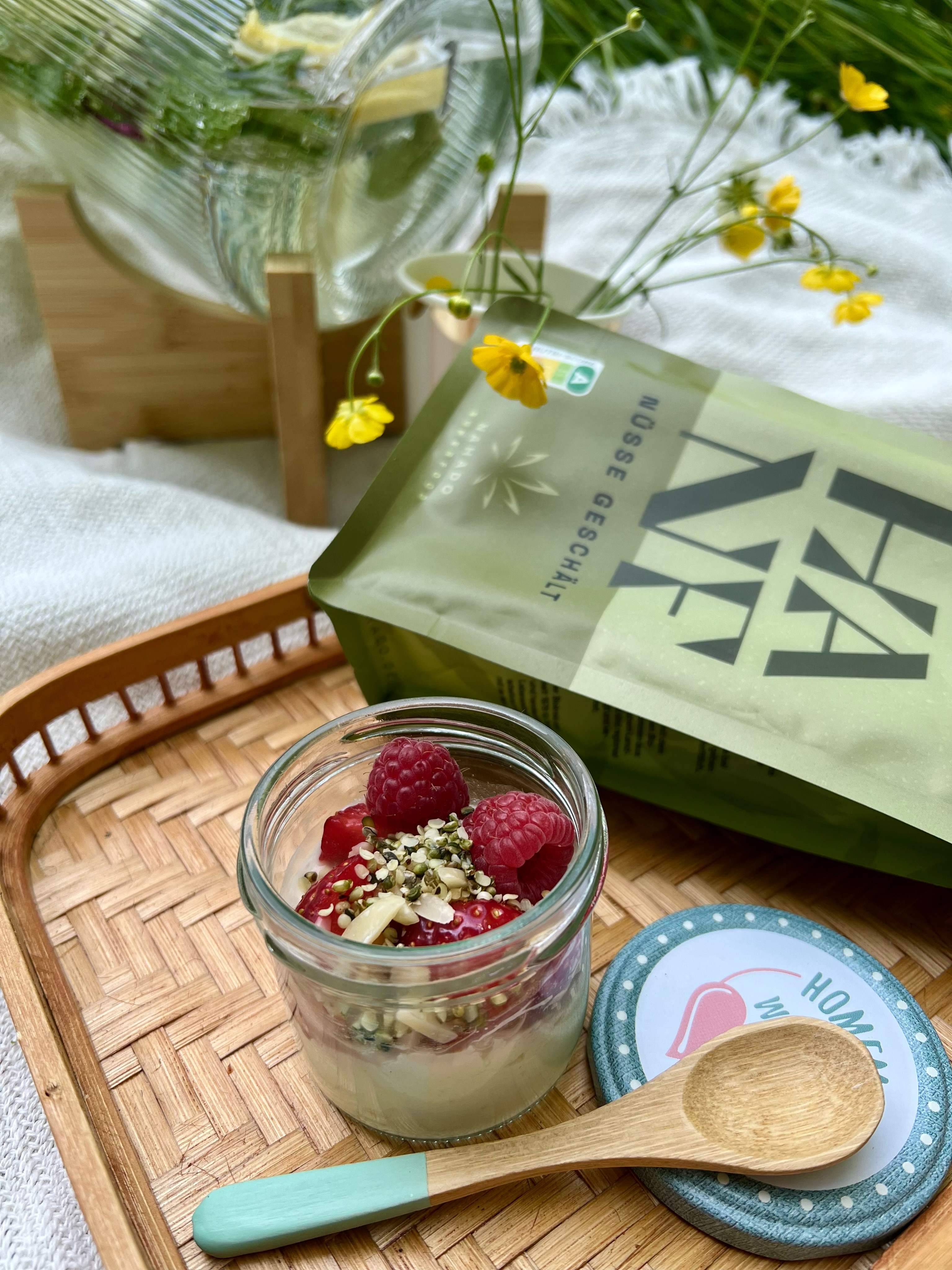 Habt ihr schon Pläne für das Wochenende? 🤔
Wie wäre es mit einem gemütlichen Picknick mitten im Grünen um die wunderbaren Sommertage zu genießen? ☀️
Unsere Produkte begleiten euch dabei gerne 🌱
Hier seht ihr z.B. unsere geschälten Hanfnüsse die sich blendend mit Joghurt und Früchten verstehen 😍
Dazu vielleicht noch Hummus mit Hanföl, Bulgursalat mit knusprigen Hanfnüssen, ein herzhaftes Brot mit Hanfmehl und ein leckerer Hanf-Eistee? 😅
Ihr seht Nahado liebt Picknick und die Rezepte findet ihr alle schon bei uns. Stöbert euch durch und genießt das Wochenende. 🫶🏻
#picknick #sommerliebe #hanfnüsse
#hanfsamen #glutenfrei