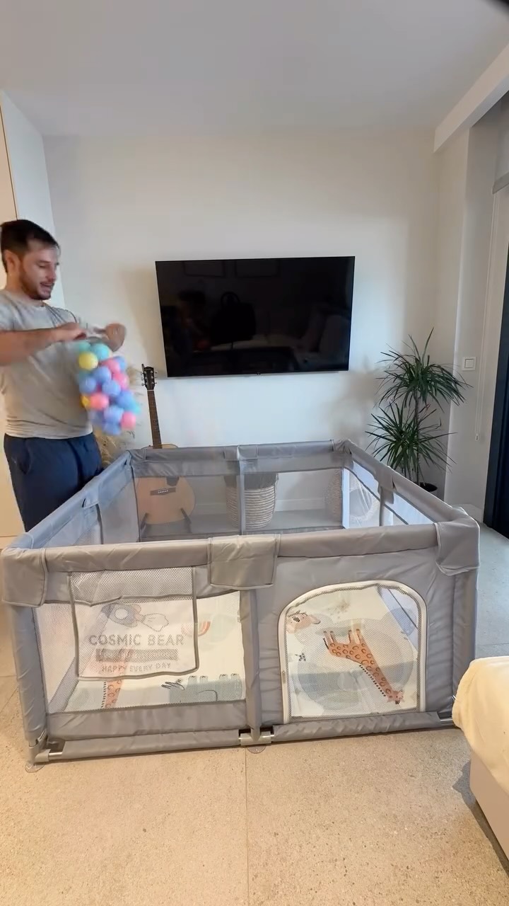 Su rincón ❤️
Matilde y su pareja ya tienen listo el Parque de Juegos Buddy Baby para su peque. Se monta en pocos minutos, incluye alfombra acolchada, pelotas y canasta para que solo tengáis que preocuparos de una cosa: ¡disfrutar viéndoles jugar! 💛
Perfecto para peques a partir de 1 año, cuando empiezan a descubrir el mundo… ¡paso a paso! 🚶♀️✨ Y además, ¡está de rebajas!
Their play corner❤️
Matilde and her partner have set up the Buddy Baby Playpen for their little one. It’s quick and easy to assemble, and comes complete with a soft play mat, balls and fun toys—everything you need for hours of safe play. 💛
Perfect for little ones from 1 year old, as they start taking their first steps and exploring the world. 🚶♂️✨ And the best part? It’s on sale!
#BuddyBaby #BabyPlay #ToddlerLife #parquejuegosbebe #todoparamibebe
