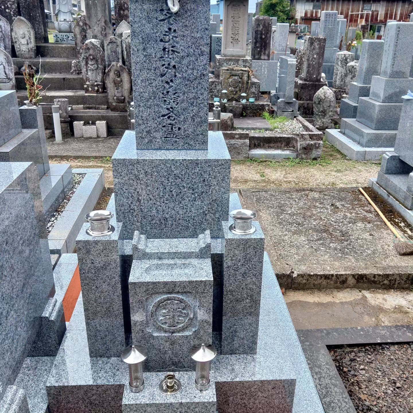 わざと鏡にしてます‼️無事に新墓が仕上がりました。石屋様ありがとうございました🙇今回は、以前から霊園でした。いつも念のために地面を掘りました。案の定、いくつも骨瓶が出てきました。中には、古いお骨が残ってました。それを全て取り除いて拾えるお骨(どなたのか不明)を拾い、洗ってこちらで引導作法。お経の印刷した、水溶性の紙を入れて土地の浄化。新しくお墓に入る方も、昔ここにいた方も満足される様に。