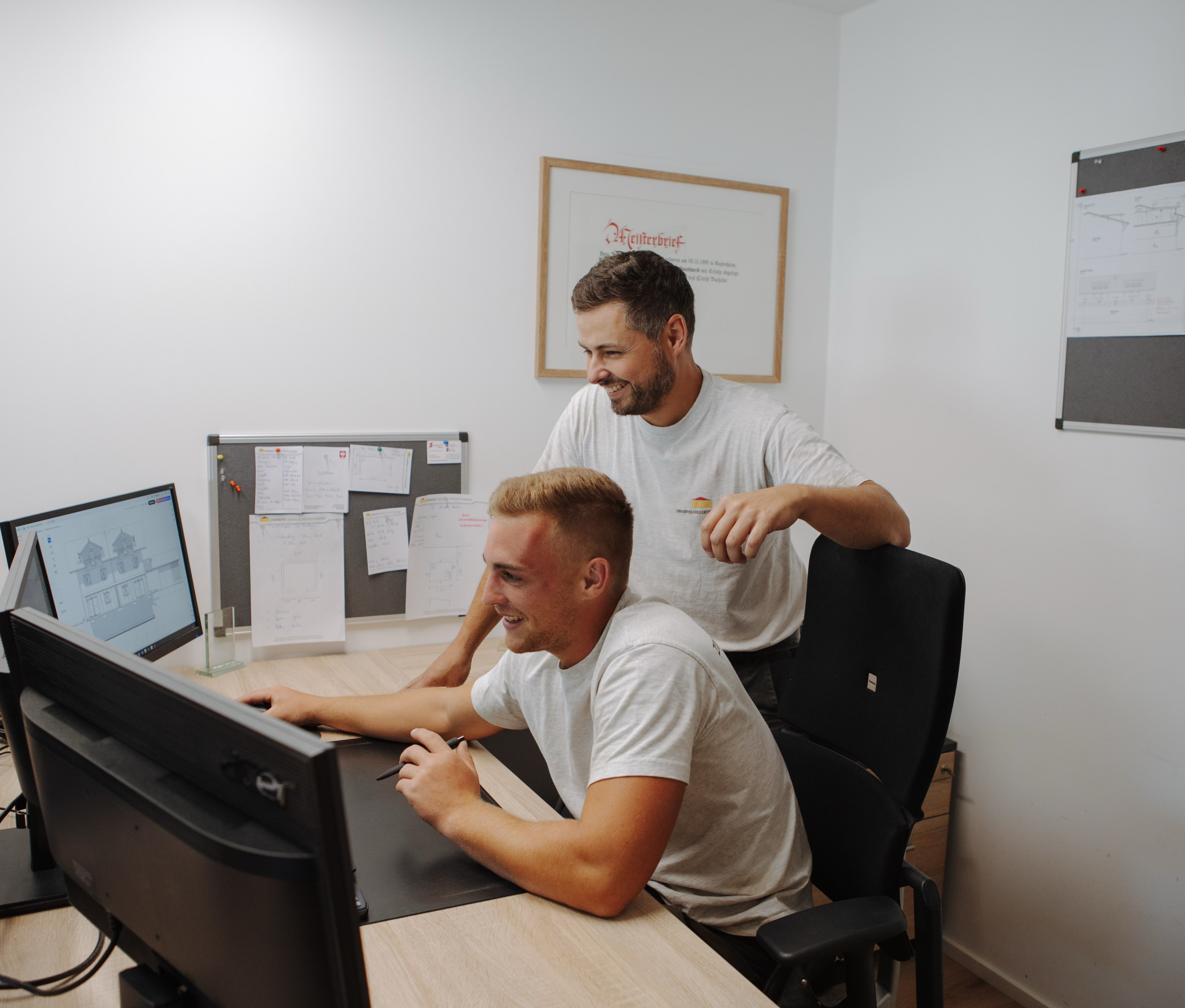 📐BERATUNG & PLANUNG – Dein Projekt in besten Händen
Jedes Bauprojekt beginnt mit einer guten Planung.
Gemeinsam besprechen wir deine Ideen und finden die passende Lösung für dein Bauvorhaben.
Mit unserer CAD-Werkplanung können wir deine Wünsche von Anfang an genau planen und umsetzen.
Das erwartet dich:
✔️ Vor-Ort-Besichtigung
✔️ Bestandsaufnahme
✔️ Persönliche Beratung
✔️ Individuelle Planung
Von der ersten Idee bis zur Fertigstellung stehen wir dir mit Erfahrung, handwerklichem Können und ehrlicher Beratung zur Seite.
📩 Du planst ein Bauprojekt? Dann melde dich gerne bei uns – wir freuen uns darauf, dich kennenzulernen!
#hausbau2026 #zimmererarbeiten #holzbau #inntal #zimmereiniederthanner