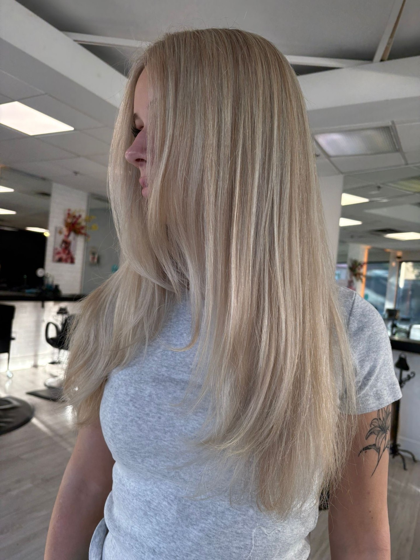 Bright blonde perfection ✨🤍
Brooke created this stunning blonde with the perfect balance of brightness, dimension, and seamless blending for a look that feels fresh and effortless.
Book your next blonde appointment today!
We 🤍 Hair
#BurnabyBC #BurnabyHairSalon #Burnaby #VancouverHairSalon #HairInspo #HairStylists #Joico #KevinMurphy #HairExtensions #BrentwoodMall #TheAmazingBrentwood #BrentwoodBurnaby #selflove #selfcare