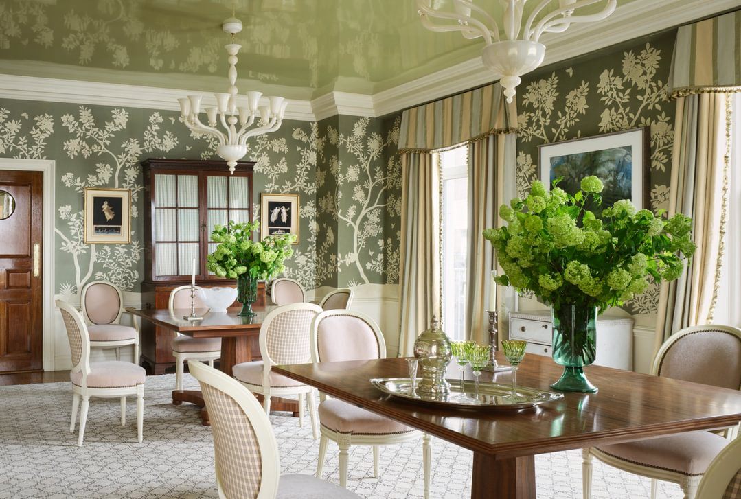 A mirror-like pale green high-gloss ceiling brings luminous depth to this New York City residence, expertly installed by our artisan Patrick Shoemaker in collaboration with Carrier & Company. Featured on a 1stDibs Introspective with gorgeous photography by Thomas Loof.
Link in bio to see more of this project.
