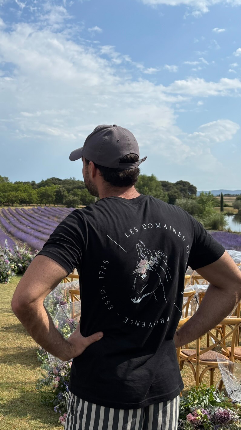 Il y a des domaines où l’on travaille… et d’autres où l’on se sent tout simplement bien.
Le Domaine de Patras fait clairement partie de ceux-là. Un cadre exceptionnel, une équipe d’une gentillesse incroyable et une famille avec qui le feeling est passé immédiatement.
Ce réel est notre façon de les remercier pour leur accueil et leur confiance. 🙏
Merci de nous permettre de sublimer vos cérémonies avec nos feux de jour, tout en immortalisant ces instants uniques. Merci à @xl_events pour l’organisation de ce magnifique mariage et pour leur confiance.
🎥 Réalisation : @nature_en_resine & @poudreeclatevents (captation drone).
@lesdomainesdepatras
#DomaineDePatras #MariageProvence #WeddingFrance #FeuxDeJour #PoudreDEclat DroneWedding WeddingReel Lavande WeddingCeremony Mariage2026