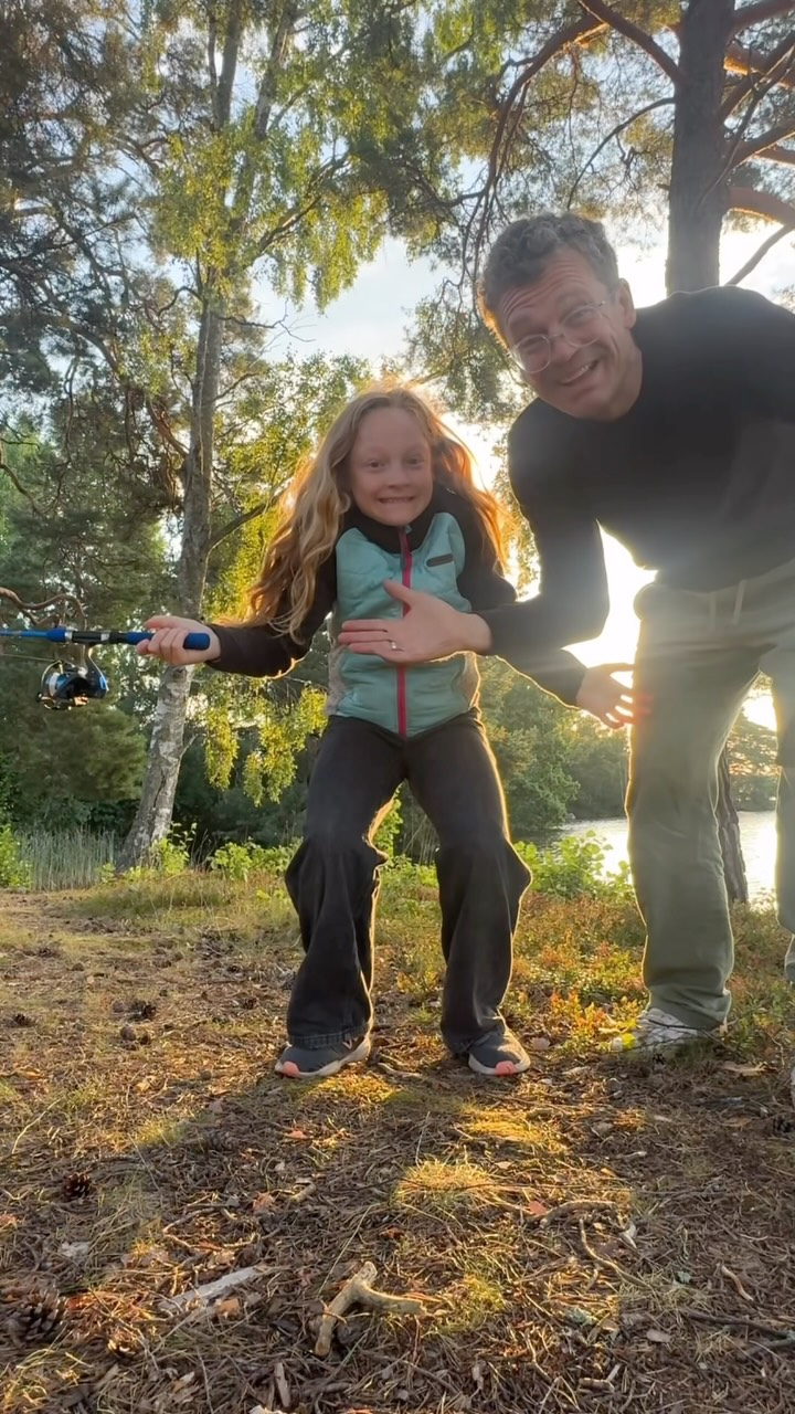 Urlaub. 5 Uhr früh. Wecker⏰ und 10 Minuten später stehe ich mit meiner kleinen (eigentlich schon großen) Nala auf einem See – beim Angeln in Schweden. 🎣🇸🇪
Nach 1 ½ Stunden haben wir keinen einzigen Fisch gefangen - nur mal kurz welche angeknabbert. 🐟🤷♂️ Ich frag’ die Nala: „Bist jetzt eh ned traurig?“ Sie schaut mich wie immer mit großen Augen an und sagt: „Na Papa, des woar heit afoch b’sonders schen!“ und kriag a Bussl 😘❤️ von der Nala, die normalerweise bis 9 Uhr schläft – und haut sich wieder auf‘s Ohr 😄
Manchmal ist der größte Fang nicht der Fisch am Haken, sondern ein Moment, den man gemeinsam erlebt und nie mehr vergisst. 🖼️🌅👧👨🦱🎣❤️
Danke, liebe Nala. Danke, Schweden. 🇸🇪❤️
#museumsmomente #bucketlistschmied #bucketlist #vomerlebniszumergebnis