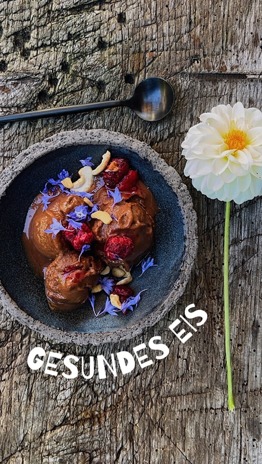 Gesundes Schoko Eis 🍦
Dieses cremige Schoko-Eis besteht aus nur 3 Zutaten:
🍌 1-2 gefrorene Bio-Bananen (in Stücke geschnitten einfrieren)
🥛 etwas Hafermilch
🍫 ~ 2 TL WAKAO von @hawlik_gesundheitsprodukte
Das Besondere daran? WAKAO ist ein hochwertiger Rohkakao mit den Vitalpilzen Cordyceps und Hericium sowie ausgewählten Vitaminen.
Ich mag ihn auch besonders als koffeinfreie Kaffee-Alternative – für einen bewussten Start in den Tag oder als kleine Auszeit zwischendurch. Er unterstützt den normalen Energiestoffwechsel, den Fokus und trägt zu einer harmonischen Darmbalance bei. Außerdem schmeckt er genial lecker 🙌
Den Wakao bekommst du bei @hawlik_gesundheitsprodukte (hawlik-vitalpilze.de)
Einfach alles cremig mixen und sofort genießen oder einfrieren für später– ganz ohne zugesetzten Zucker, lecker schokoladig und in wenigen Minuten fertig! Perfekt für heiße Sommertage!
Kein zugesetzter Zucker, vegan und ruck zuck fertig!
Wer von euch würde das jetzt auch gleich kosten? 🤎
Viel Spaß beim ausprobieren und verkosten 🥰
Alles Liebe, deine Meli mint
/Empfehlung, Werbung Kooperationspartner @hawlik_gesundheitsprodukte
#hawlik #selbermachen #Eis #zuckerfrei #rezept