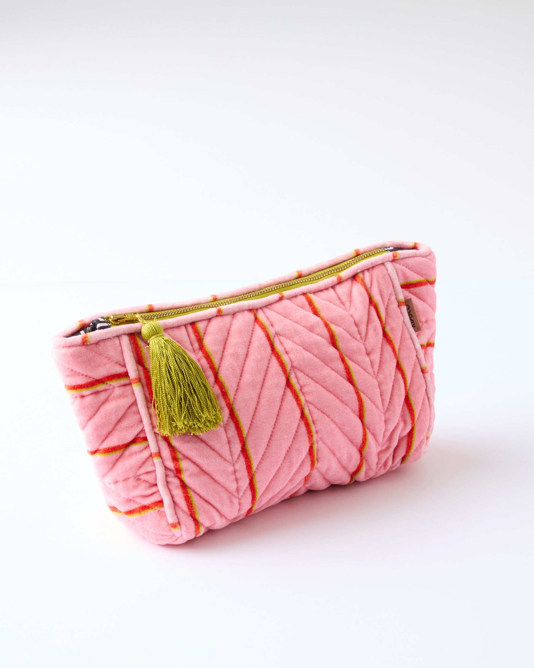 Quilted velvet toiletry bags from @kipandco … could there be anything more bougie? 🥰😍
Perfect wee pick me up treat for yourself or someone you love.