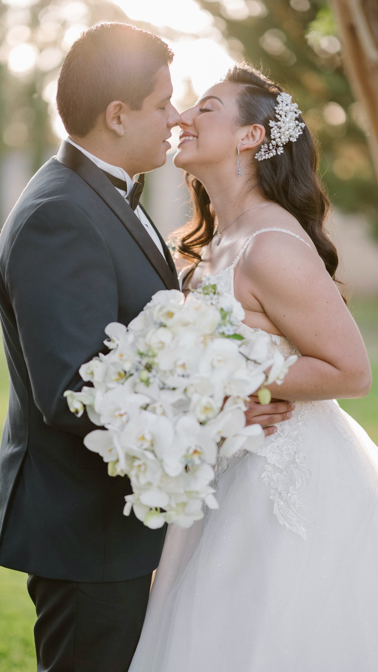 En fotografía de bodas, unos segundos pueden hacer la diferencia entre capturar el momento… o perderlo.
En esta salida, la pareja se acercó mucho más rápido de lo que esperaba y el lente que llevaba ya no era el indicado. Por suerte, tenía mi segunda cámara lista y pude cambiar de distancia focal en cuestión de segundos.
Por eso siempre trabajo con dos cámaras y una correa que me permita tenerlas al alcance. No es sólo por comodidad; es para adaptarme a cada momento sin dejar de disparar.
La técnica importa, pero estar preparado es lo que hace que esos instantes irrepetibles terminen convertidos en fotografías.
#fotografodebodas #weddingphoto #sanmigueldeallende