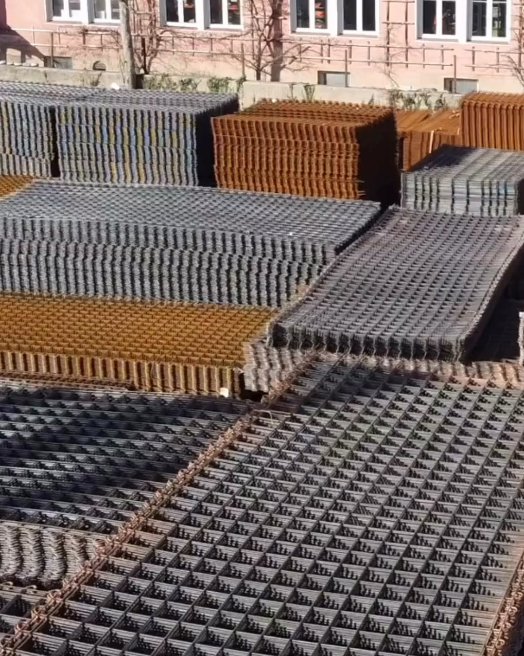 Stabilität beginnt im Fundament. 🏗️
Baustahlmatten sind ein wesentlicher Bestandteil moderner Stahlbetonkonstruktionen – von Wohnhäusern über Industriehallen bis hin zu Brücken und Infrastrukturprojekten. Sie übernehmen die Zugkräfte, die Beton alleine nicht aufnehmen kann, und sorgen so für sichere und langlebige Bauwerke.
Jährlich liefern wir Baustahlmatten mit einer Gesamtfläche von rund 1.000 Fußballfeldern. ⚽
Fun Fact: Ein einzelner Werksbund unserer Matten bringt ungefähr so viel auf die Waage wie ein ausgewachsenes Flusspferd. 🦛
Zum Glück liefern wir den Stahl – das Flusspferd bleibt im Zoo. 😉
#argebaustahl #systembewehrung #Baustahl #Bewehrung #steel #reinforcingsteel #Baustahlmatten #M550 #Stahlbeton #Betonbau #Infrastruktur #construction #innsbruck #tirol #austria
