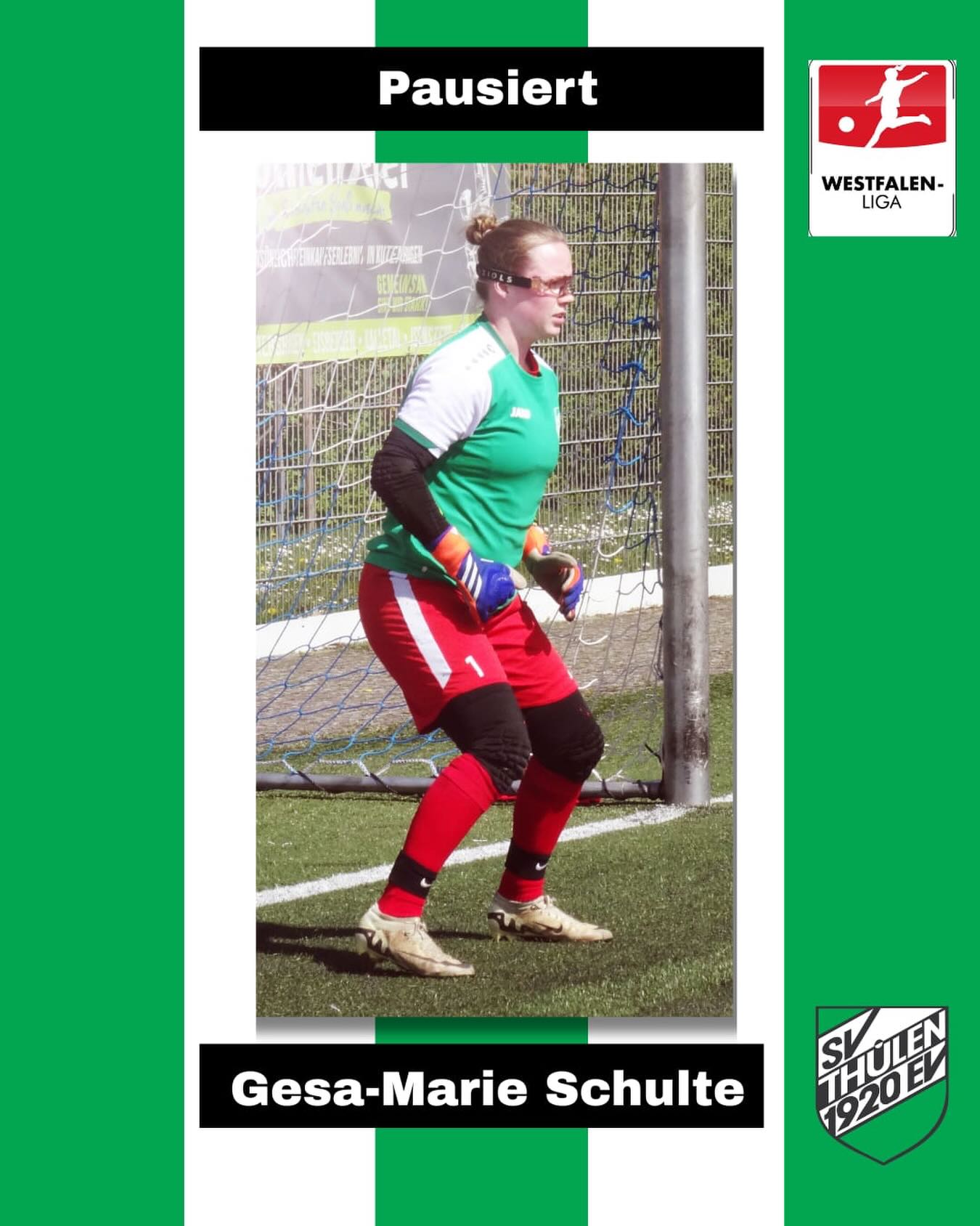 ⚽ Personal-Update SVT-Damen ⚽
Torfrau Gesa-Marie Schulte legt vorerst Pause ein.
Bei den SVT-Damen seit: September 2️⃣0️⃣2️⃣1️⃣
Rückennummer: 1️⃣
Position: Tor
Torfrau Gesa-Marie Schulte gehört leider nicht zu den Spielerinnen des SV Thülen, die ihr Engagement bei den Grün-Weißen verlängert haben. 😔
Auch wenn man mit dem Nachwuchstalent Johanna Hoppe und Allrounderin Leonie Koke zwei potentielle Vertreter hat, so wäre die Mannschaft von Trainer Dominique Heinke natürlich sehr froh, wenn ihre Gesa bald wieder fest zum Kader gehört. 🙏🏼
Die 26-Jährige, die schon vor einiger Zeit aufgrund ihrer Berufsausbildung ihren Wohnort von Belecke nach Lünen verlegen musste, war bis dato die unangefochtene Nummer eins im Tor des Westfalenligisten.
Auch in der Halle wusste Gesa durch stetig gute Leistungen zu überzeugen und ist maßgeblich am Erfolg des SVT beteiligt. 💪🏼
Nun hat sich Gesa dazu entschieden, vorerst eine Pause einzulegen.
Sollte „Not am Mann“ sein, so steht Gesa aber parat. Das lässt hoffen, dass die Keeperin vielleicht doch bald wieder fest dabei ist. ✊🏼
Die SVT-Kickerinnen würden sich auf jeden Fall sehr freuen. 💚🤍🖤