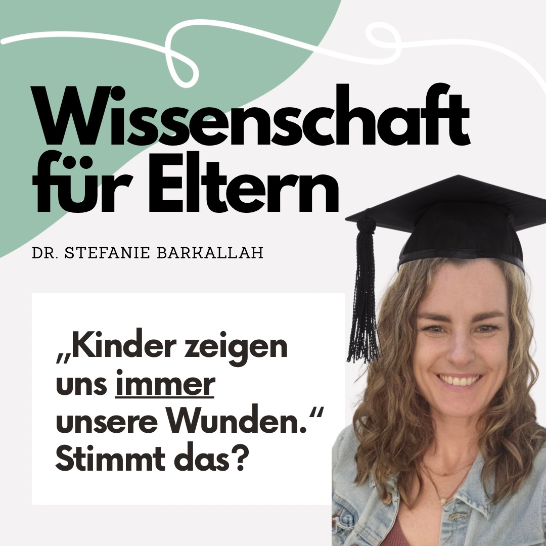 Kinder zeigen uns immer unsere Wunden. Stimmt das wirklich?
Diesen Satz lese ich auf Instagram immer wieder.
Und ich verstehe, warum er so viele Menschen anspricht. Es gibt gute wissenschaftliche Hinweise darauf, dass Elternschaft eigene Bindungserfahrungen und früh gelernte Beziehungsmuster aktivieren kann. Aber daraus folgt nicht, dass jede starke Reaktion automatisch auf eine alte Wunde zurückzuführen ist.
Manchmal ist dein Nervensystem einfach erschöpft oder du hast schlecht geschlafen. Manchmal hast du Schmerzen, Migräne oder einen Tinnitus, der durch lautes Schreien zusätzlich belastet wird. Manchmal testet dein Kind einfach Grenzen, weil das zur Entwicklung dazugehört.
Wenn wir alles ausschließlich psychologisch deuten, übersehen wir leicht, dass auch unser Körper eine große Rolle spielt.
Deshalb gefällt mir ein differenzierter Blick besser:
- Kinder können uns auf alte Themen aufmerksam machen.
- Sie zeigen uns aber auch unsere aktuellen Belastungsgrenzen.
- Und manchmal brauchen weder sie noch wir eine tiefere Erklärung, sondern einfach eine Pause, Unterstützung oder Schlaf.
Ich finde, wir dürfen aufhören, aus jeder schwierigen Situation sofort eine “Wunde” machen zu müssen.
Wie siehst du das?
Glaubst du, Kinder zeigen uns immer unsere Wunden oder ist das manchmal zu einfach gedacht?
Alles Liebe
Steffi 🧡
Quellen:
Siegel, D.J. & Bryson, T.P. (2012). The Whole-Brain Child. Bantam Books.
Shonkoff, J.P. et al. (2012). The lifelong effects of early childhood adversity and toxic stress. Pediatrics, 129(1), e232–e246.
#WissenschaftFürEltern #Bindungsorientiert #Nervensystem #Resilienz #Elternsein