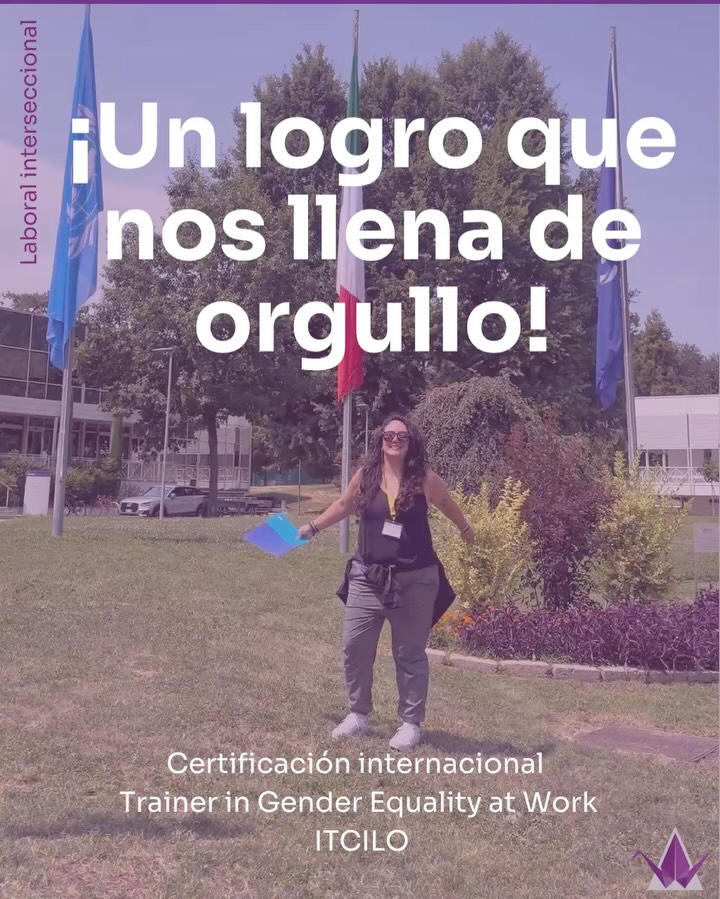En @lain_laboral creemos que la mejor forma de impulsar organizaciones más inclusivas es nunca dejar de aprender.
✨
Hoy celebramos que nuestra fundadora y directora, @alixialezweet , obtuvo la certificación internacional como Trainer in Gender Equality at Work, otorgada por el International Training Centre of the International Labour Organization @itcilo
✨
Esta certificación reconoce su preparación para diseñar y facilitar procesos de aprendizaje especializados en igualdad de género en el mundo del trabajo y forma parte del camino para obtener el Diploma en Gender Equality, Diversity and Inclusion.
✨
Pero este logro va mucho más allá de un certificado; significó aprender junto a profesionales de diferentes países, intercambiar experiencias, construir nuevas amistades y descubrir nuevas formas de enseñar y de generar conversaciones que impulsen el cambio.
✨
En LAIN sabemos que cada experiencia fortalece nuestro trabajo y se traduce en mejores herramientas para acompañar a personas, empresas e instituciones que buscan construir espacios laborales más diversos, equitativos e inclusivos.
✨
Porque cuando una persona aprende, una organización crece. Y cuando compartimos ese conocimiento, contribuimos a transformar el mundo del trabajo.
✨
¡Felicidades, Alix! 💜 Este es solo un paso más en un camino de aprendizaje que continúa.
.
.
.
#LAIN #LaboralInterseccional #ITCILO #GenderEquality #DEI