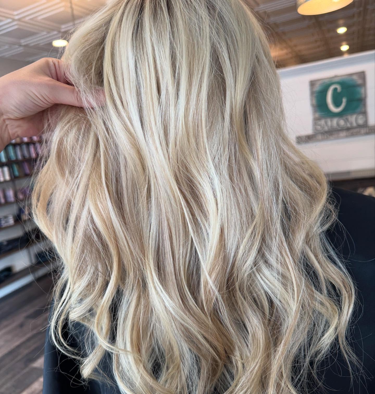 Tell a friend to tell a friend ….. she’s a Blondie!!!😍
Hair by @hairbeauty_jessica