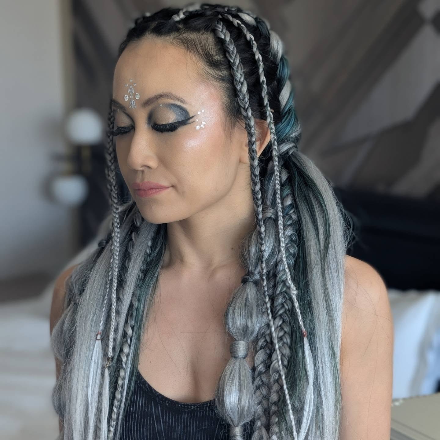 Pure silver magic ✨ These icy braids with soft gray and white tones and crystal face gems are pure elegance. Who’s ready to glow?
Hair by @yatheguru
Makeup by @zlocashartistry
#HairGoals #mobileglamsquad #ravebraids #ravemakeup #makeupaddict