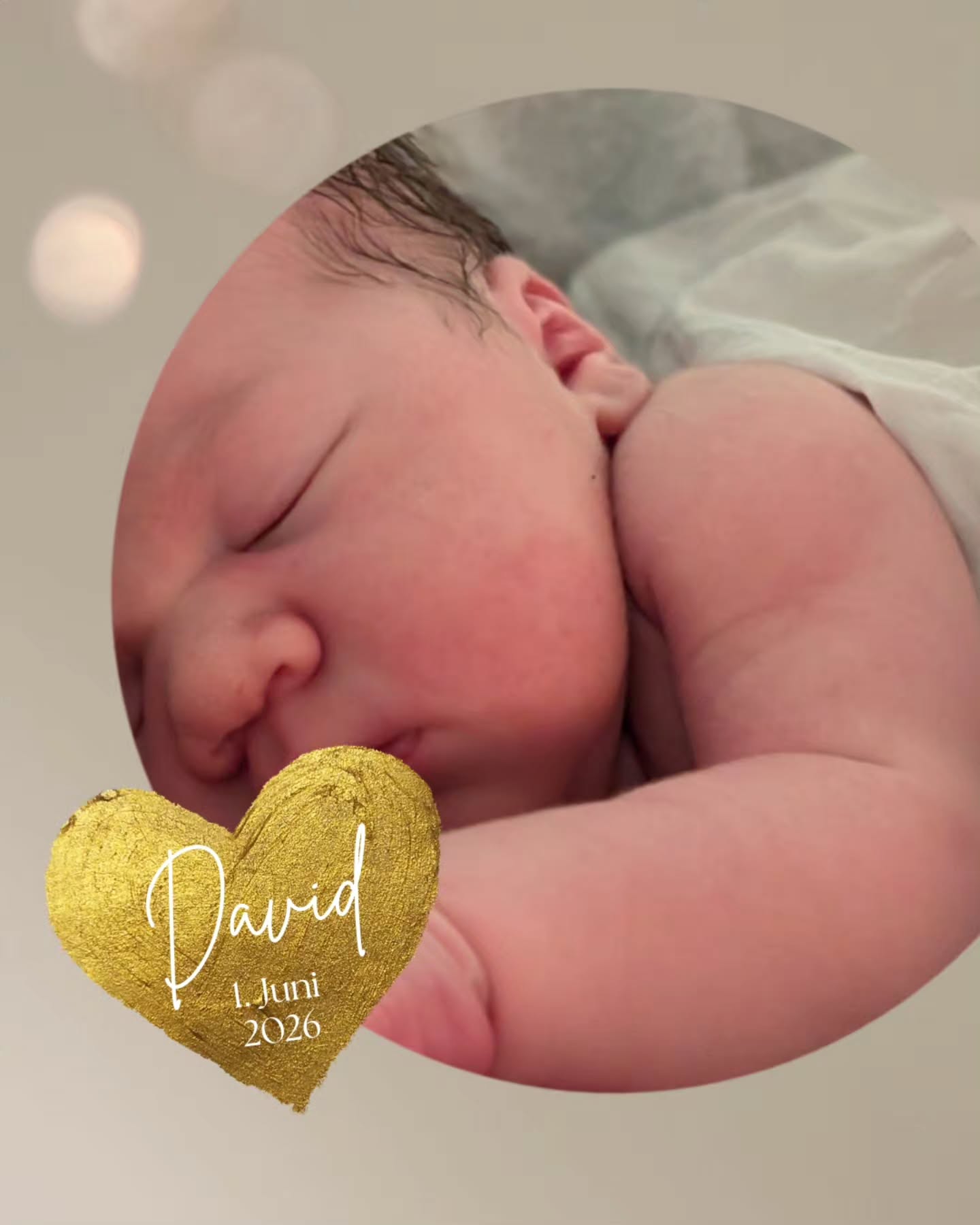 Lieber David,
Willkommen kleines Wunder:)
Noch ein paar Stunden vor deiner Geburt sagte deine Mama die geplante Vorsorge ab.
Es kamen immer wieder Kontraktionen, sodass wir zunächst abwarten wollten.
Falls es doch ruhig bleiben sollte, wollten wir uns am nächsten Tag sehen.
Doch so richtig ruhig wurde es nicht.
Deine Eltern waren ganz entspannt und verbrachten den Tag mit deinem großen Bruder.
Seine Geburt war damals eine lange Geburt, sodass im Kopf Gedanken waren, dass es dieses Mal wohl auch dauern wird.
Doch dann kam es anders als gedacht.
Der Weg ins Geburtshaus mit rund zwanzig Minuten Fahrzeit war dann zu weit. Die kräftigen Wehen ließen dich überraschend zu Hause im Wohnzimmer auf die Welt kommen.
Dein Bruder verschlief diesen aufregenden Moment, doch kurz nach deiner Geburt wurde dein großer Bruder wach und kuschelte sich zu euch. Als wir gingen lagen deine Eltern mit ihren beiden Wundern im Bett:)
Wir wünschen euch wunderschöne Momente zu viert❤️
#außerklinischegeburt #Hausgeburt #Geschwisterliebe #wunder #34
Erstes Kuscheln zu viert in eurem zu Hause 💛
Einmal wiegen bitte. Alles unter den Augen deines großen Bruders
Schön, dass es dich gibt!