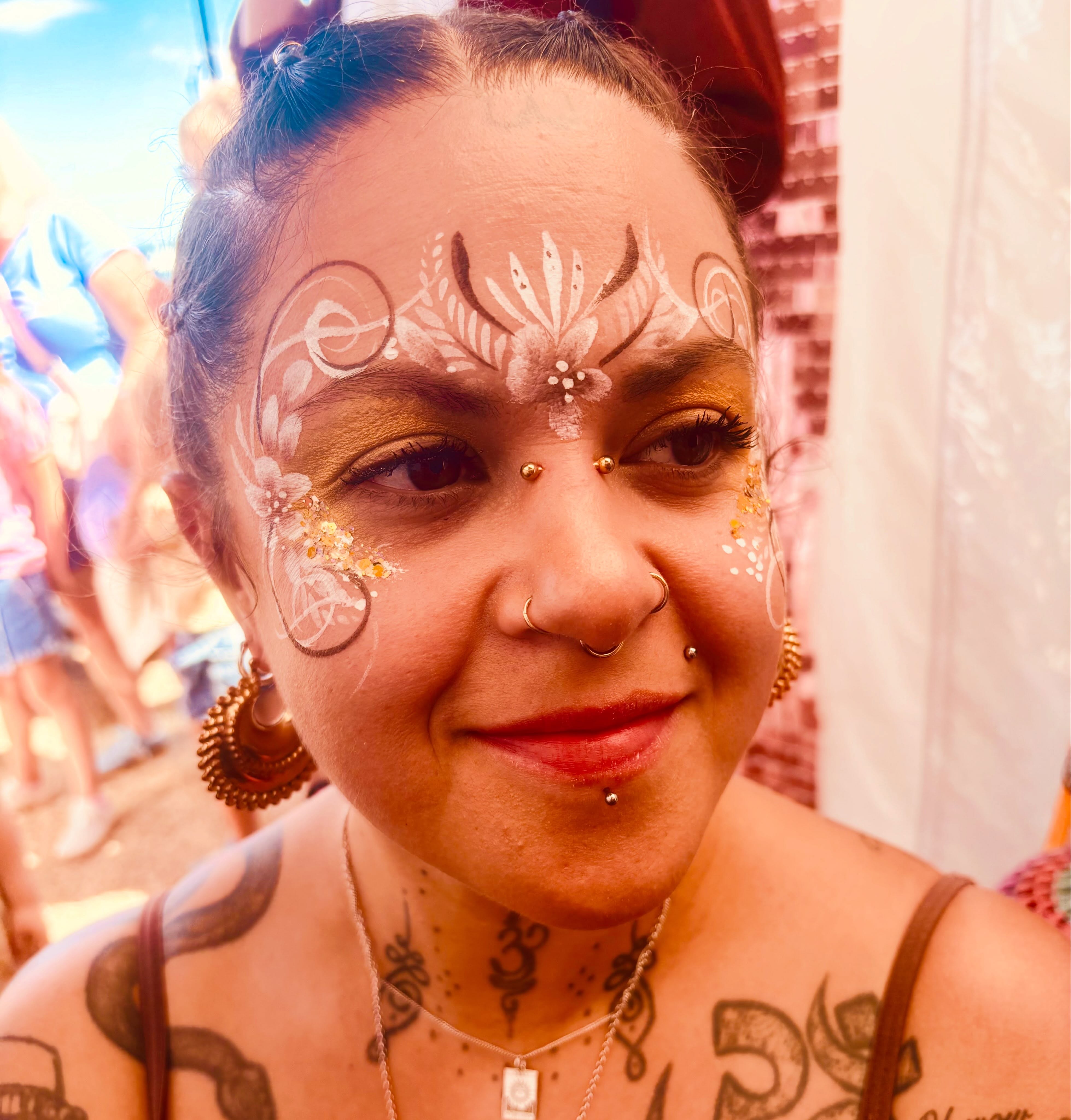 Two looks from the first two days of @swanagecarnival π from the carnival queen herself! I love painting to match peoples outfits, so much fun π€© #swanagecarnival #facepaintersofinstagram #facepainter #facepaint #facepaintdorset