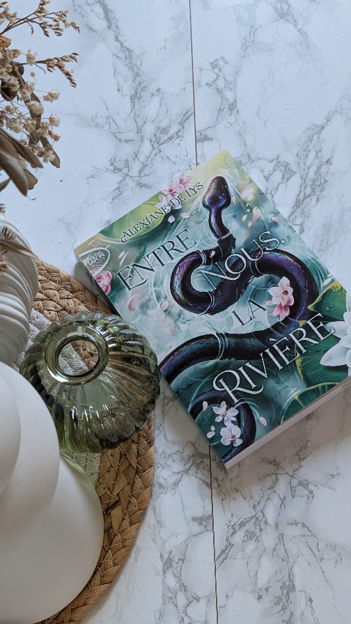 Aujourd'hui j'ai reçu « Entre nous la rivière » oublié au format poche chez @michellafon_jeunesse !
✨ Résumé ✨
Naya est née au sein de la tribu zihane.
Elle doit se taire, baisser la tête, tourner sept fois sa langue dans sa bouche avant de parler, apprendre à devenir une bonne épouse... et surtout, ne jamais se plaindre pour les coups reçus. Car c'est ainsi qu'un père, puis qu'un mari, se doit de parfaire l'éducation de leurs filles.
À 10 ans, Naya sauve un petit garçon, étranger au village, de la noyade. Puis, si elle en paye les conséquences au fil de son adolescence, sa vie prend un tout autre tournant la veille de son mariage.
Un chevalier en armure, envoyé par le roi, exige l'impôt dû par la tribu... incapable de le payer, le peuple zihane n'a d'autre choix que de lui abandonner l'une des leurs.
Lorsque Naya est désignée par le chevalier, ce n'est peut-être pas si innocent.
Derrière le haume et l'armure, se cache le jeune homme, rescapé de la rivière, qui lui doit la vie.
Vous l'avez déjà lu ? Ça vous tente ?
#unboxing #Booklover #bookstagram #sortielittéraire #passionlecture