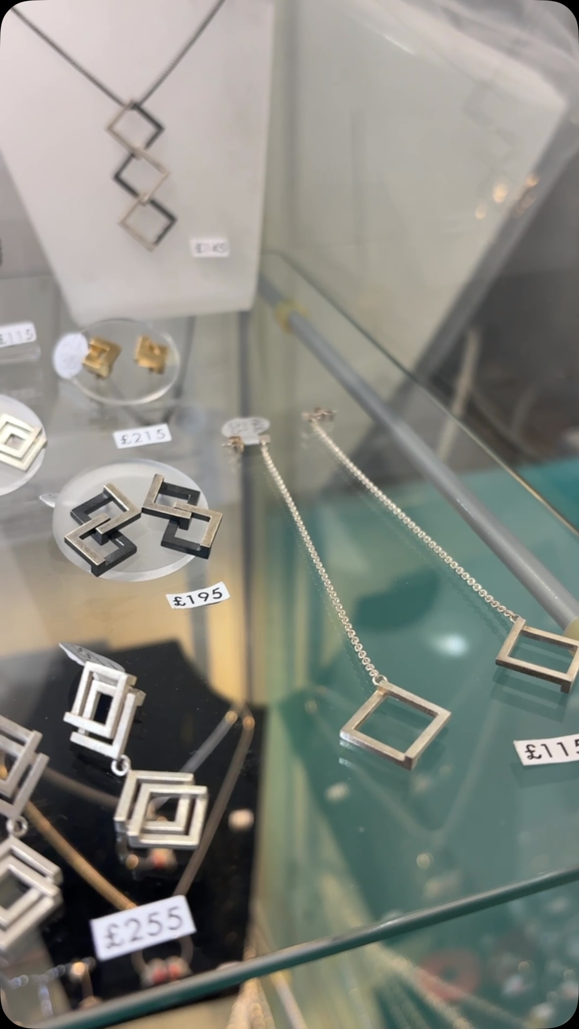 Elegant geometric jewellery by @helen__rankin available in store and via our website now - www.frannyandfiler.com
#geometricjewellery #jewellery #contemporaryjewellery #handmade #frannyandfiler