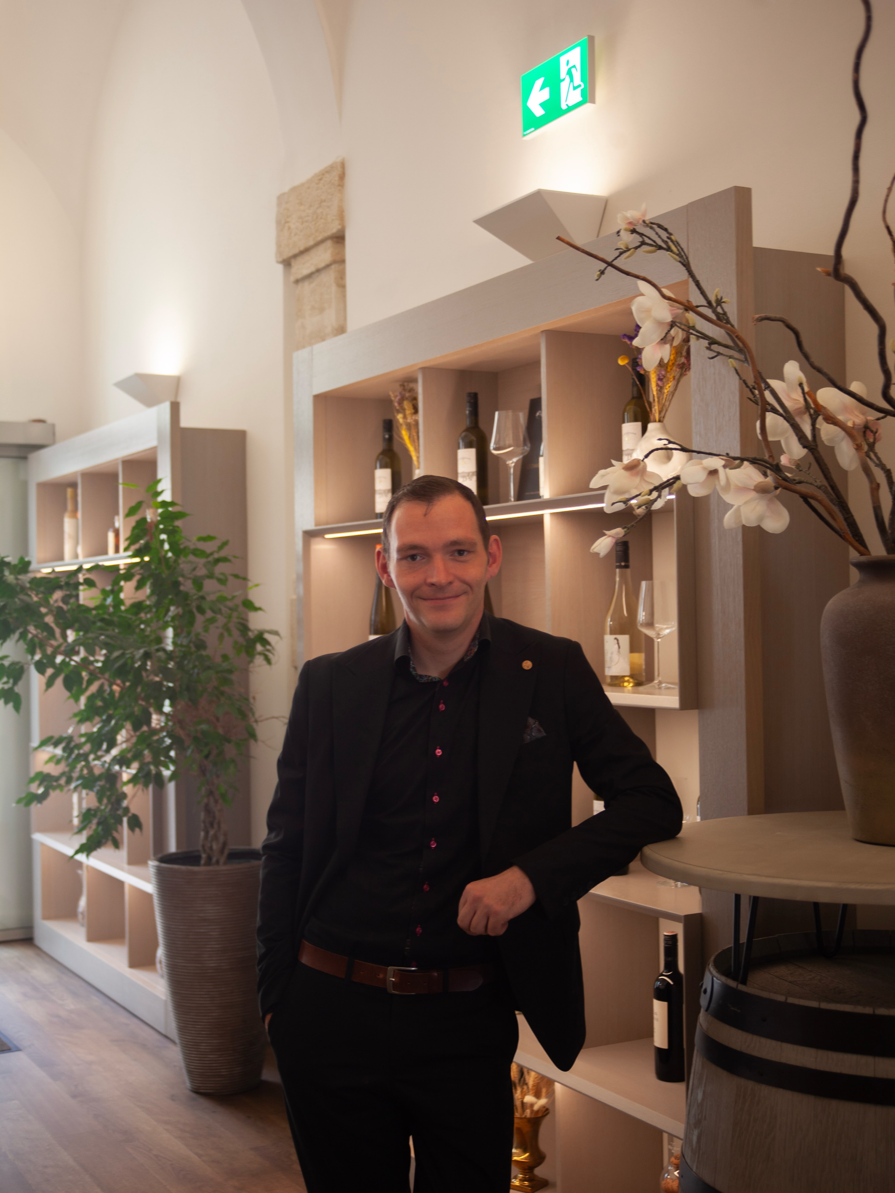 Heute stellen wir euch Paul vor.
Restaurantleiter, Head Sommelier und Gastgeber aus Leidenschaft. 🍷
Seit 2023 ist Paul ein fixer Bestandteil des Joseph II. und sorgt nicht nur dafür, dass alles rundläuft, sondern findet auch für jeden Geschmack den richtigen Wein.
Paul – schön, dich bei uns zu haben. 🤍
#joseph2 #restaurantwien #schönbrunn #andiwojta