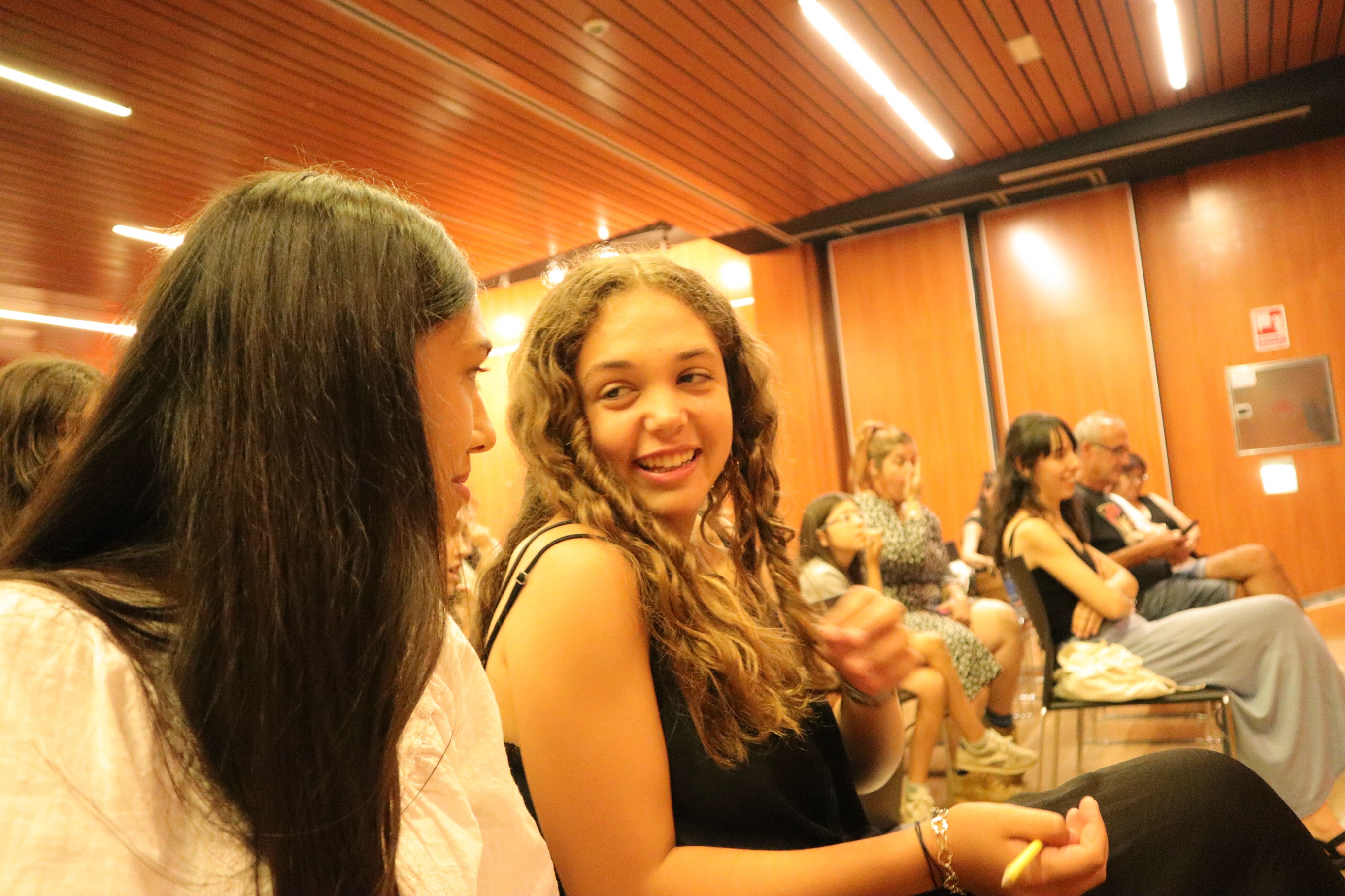 🎻 VII Curso de Verán Soncello 2026. Por aquí vos deixamos unha nova selección de fotos destes días!
Detrás dos concertos e das audicións hai emoción, preparación, ensaios e tamén moito apoio entre compañeiros e compañeiras. Son eses pequenos momentos os que fan do curso unha experiencia tan especial.
O noso profesor Iván capturou algunhas destas instantáneas do alumnado, antes e durante o seu concerto no auditorio de Nigrán. Agardamos que vos saquen un sorriso 💛
📸 Fotos: @ivancello20