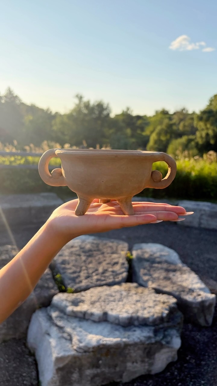 The Harvest Bowl Is part of the Journey Collection. It symbolizes the future, what we nurture and pass forward.✨ discover the limited collection.
🔗link in bio.
—
El Harvest Bowl forma parte de The Journey Collection. Simboliza el futuro, aquello que cultivamos, cuidamos y transmitimos a las próximas generaciones. ✨Descubre esta colección de edición limitada.
🔗 Link en la bio.
.
.
.
#decor #artisanmade #pottery #handmadewithlove #fyp