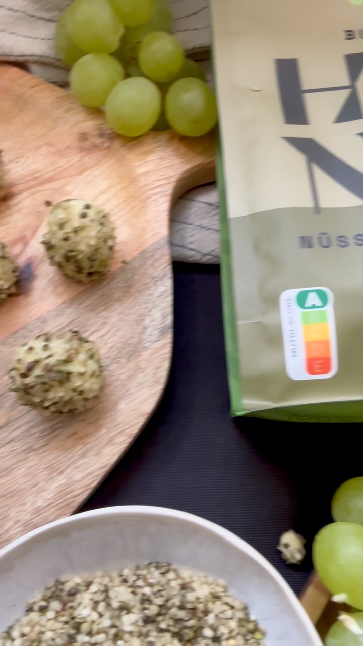 Heiße Temperaturen schreien ja geradezu nach erfrischenden Snacks. 💦
Ganz wunderbar eignen sich dafür Weintrauben mit weißer Schokolade und geschälten Hanfnüssen. 💚
Dazu die Weintrauben in geschmolzene Schokolade tauchen und in den Hanfnüssen wälzen.
Ihr könnt sie dann in den Tiefkühler packen und entweder knackig kalt und extra erfrischend direkt daraus wegsnacken oder aber erst noch 5 Minuten antauen lassen. ☀️
Und wer es lieber etwas herber mag: probiert doch mal rote Weitrauben und dunkle Schokolade zu unseren Hanfnüssen aus 😊
#sommersnack #frozensnack #kalteküche #sommerdessert #sommerideen