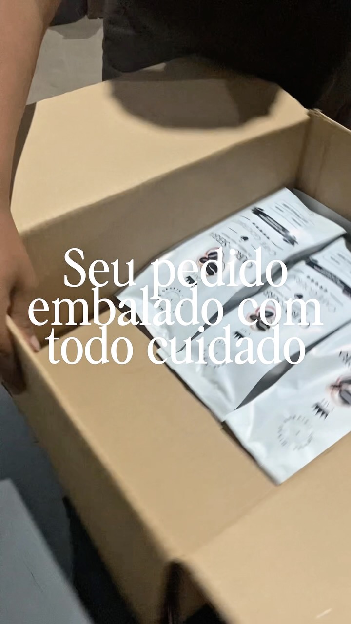 Por trás de cada pacote do Café Ouro da Serra, existe um carinho enorme em cada etapa, desde a colheita até o momento de embalar o seu pedido! 📦☕✨
Queremos que a sua experiência comece logo no momento de abrir a caixa.
Tudo feito com atenção, cuidado e aquele cheirinho de café especial que você já conhece. 🤎